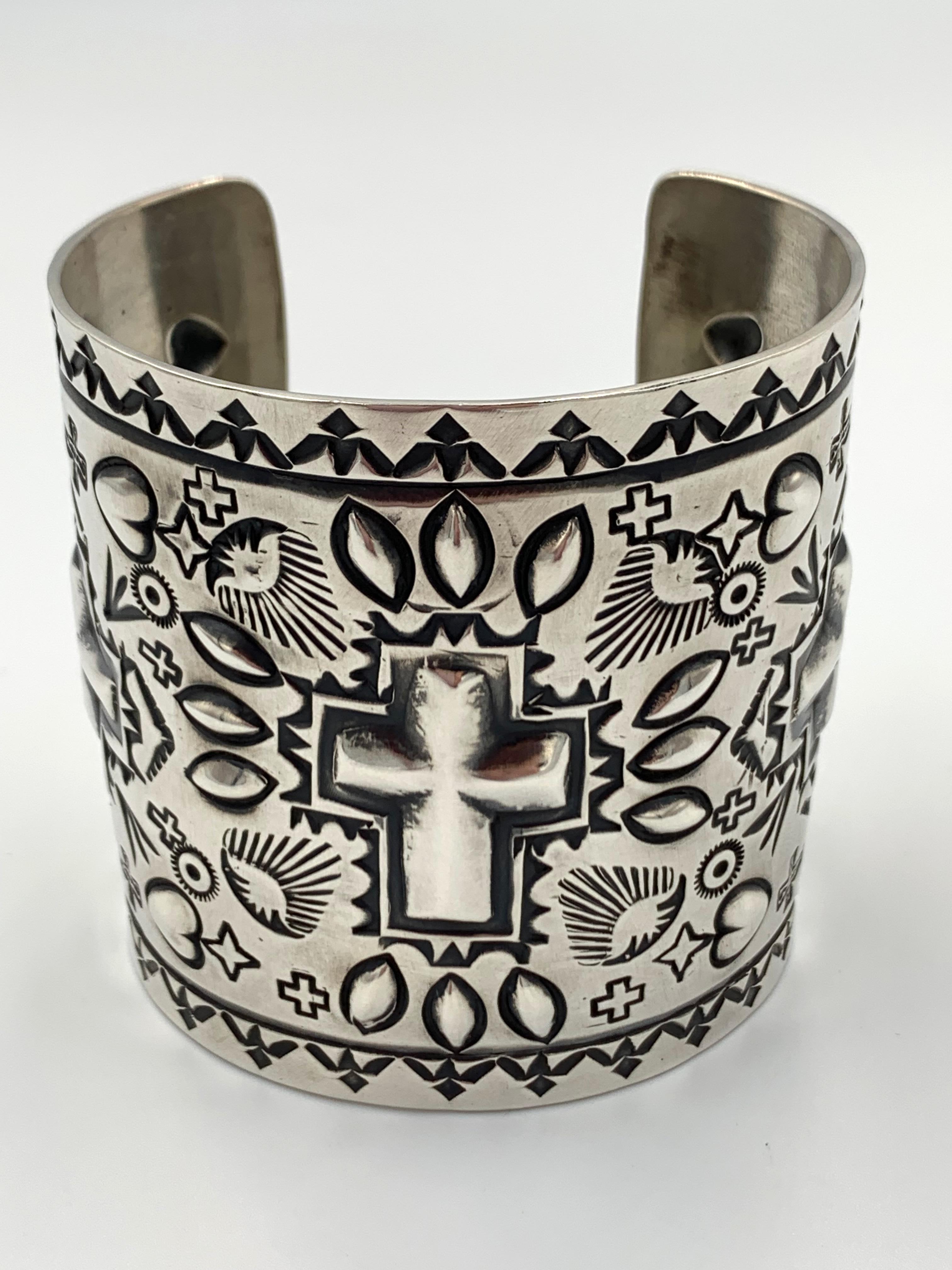 Repousse Silver Cuff  by Navajo Silversmith Ronnie Willie nativo estadounidense en venta