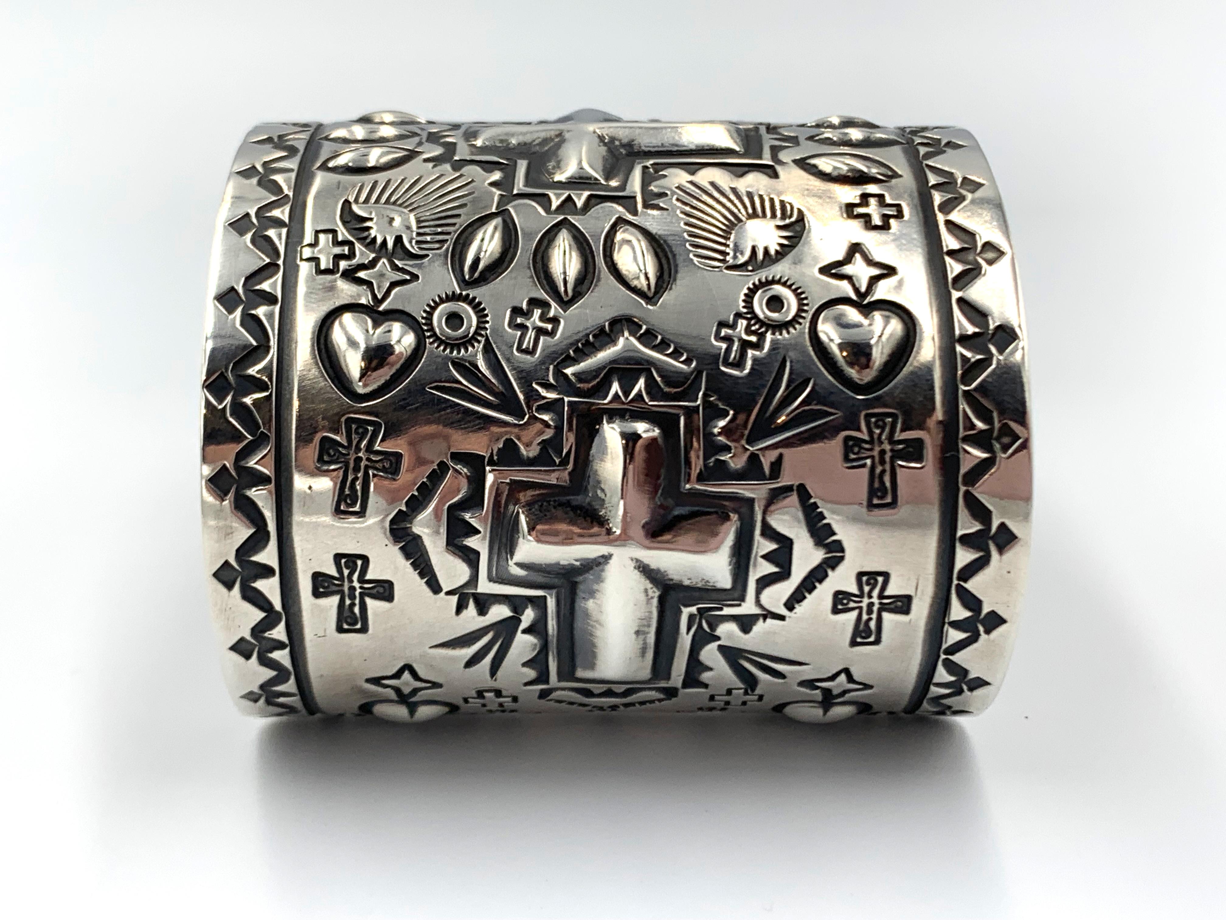 Repousse Silver Cuff  by Navajo Silversmith Ronnie Willie en Nuevo estado para la venta en Scottsdale, AZ