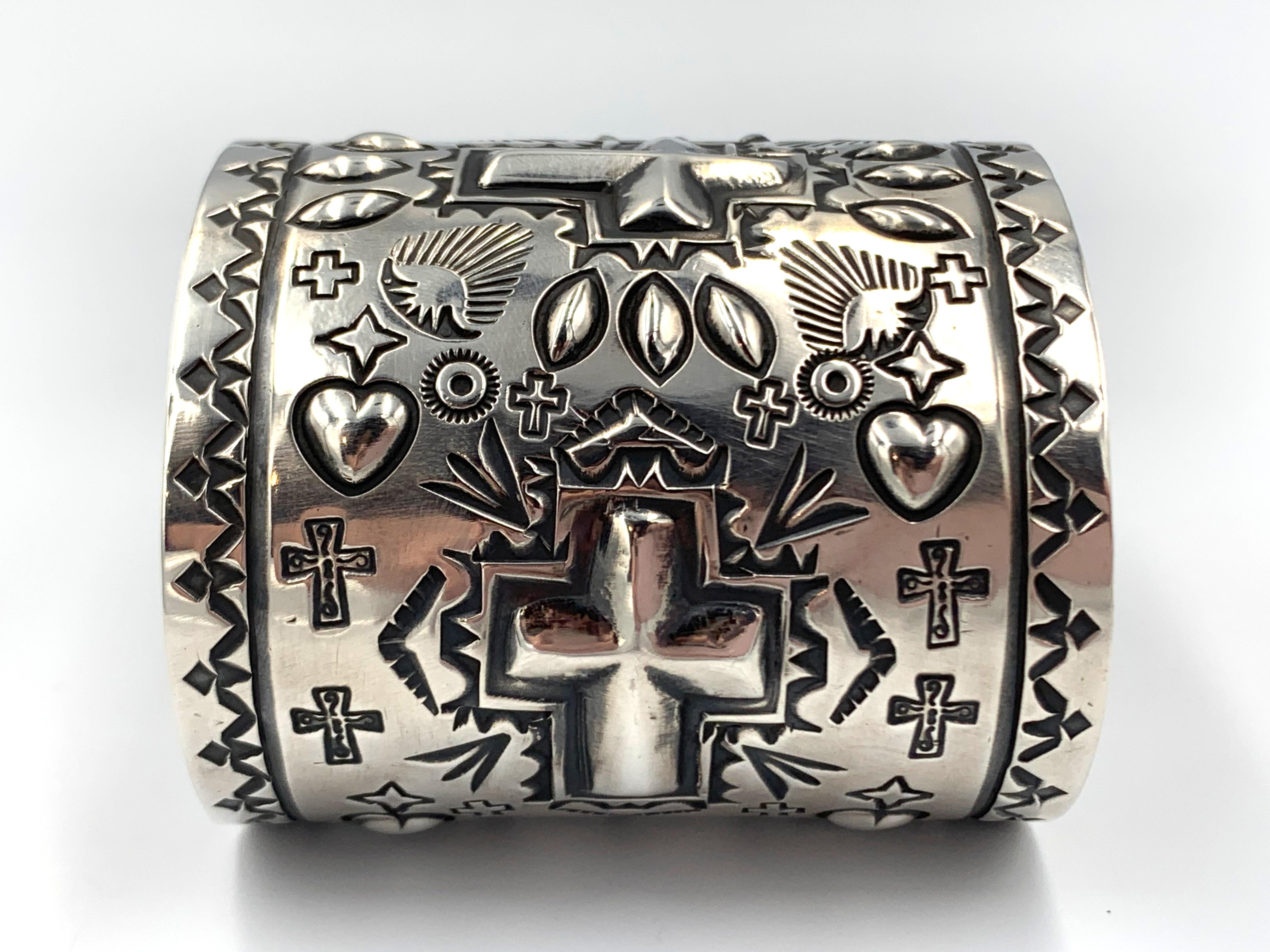 Femenino o masculino Repousse Silver Cuff  by Navajo Silversmith Ronnie Willie en venta