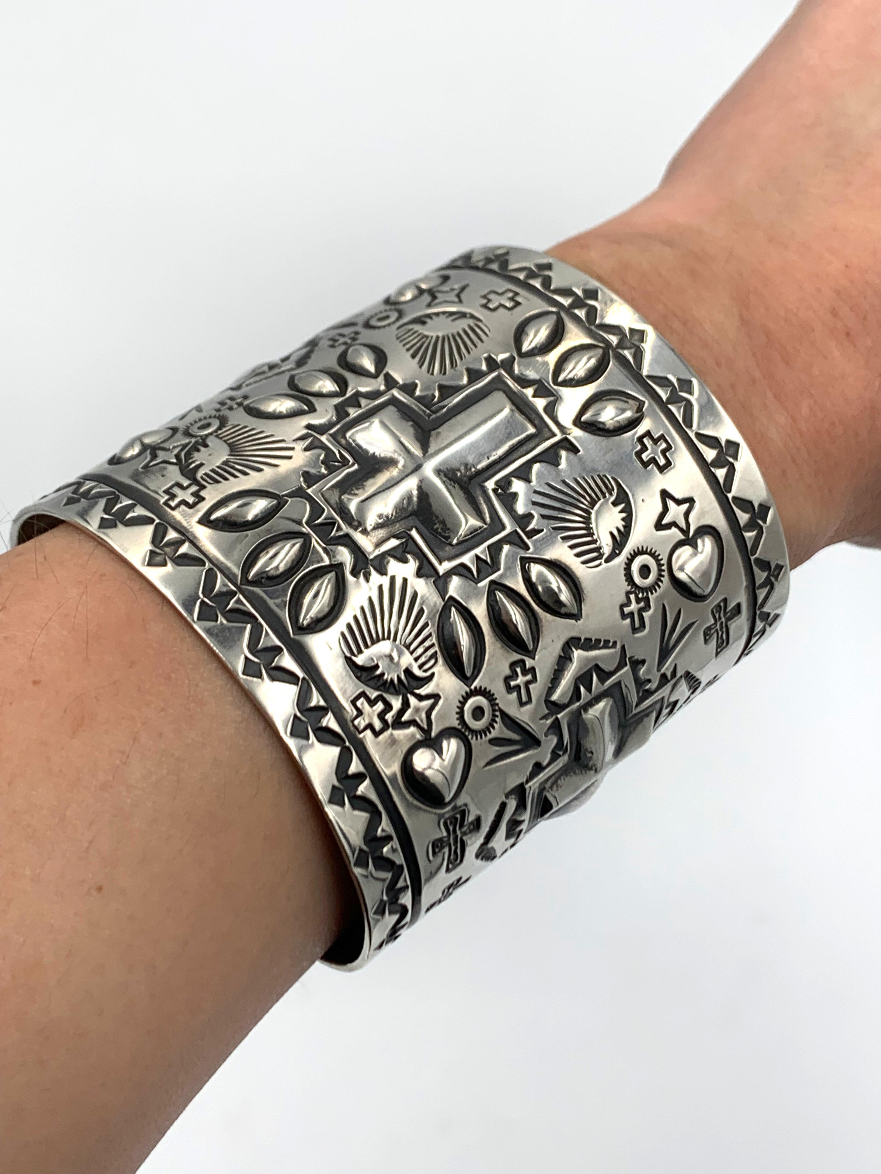 Repousse Silver Cuff  by Navajo Silversmith Ronnie Willie en venta 3