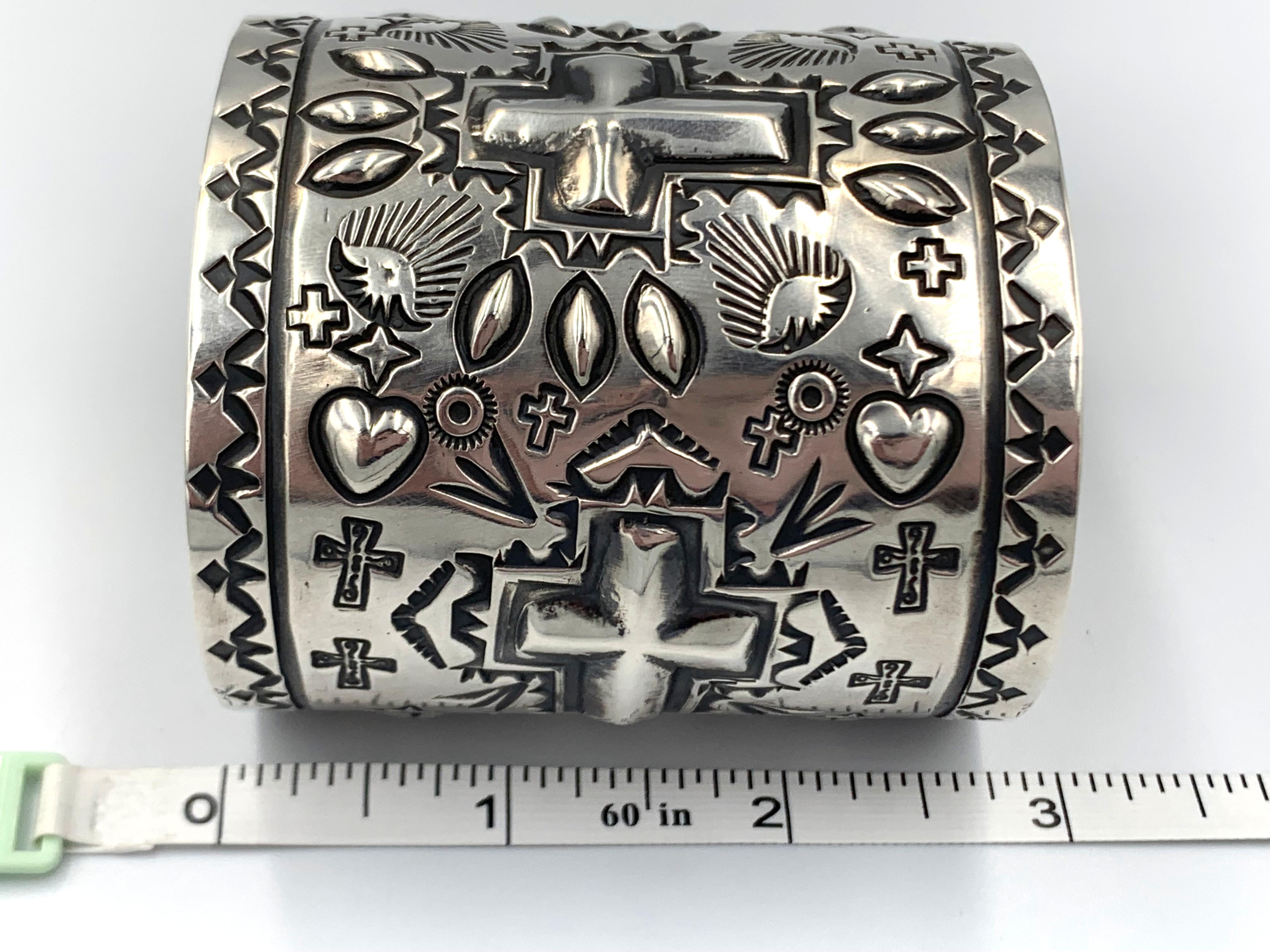 Repousse Silver Cuff  by Navajo Silversmith Ronnie Willie en venta 4