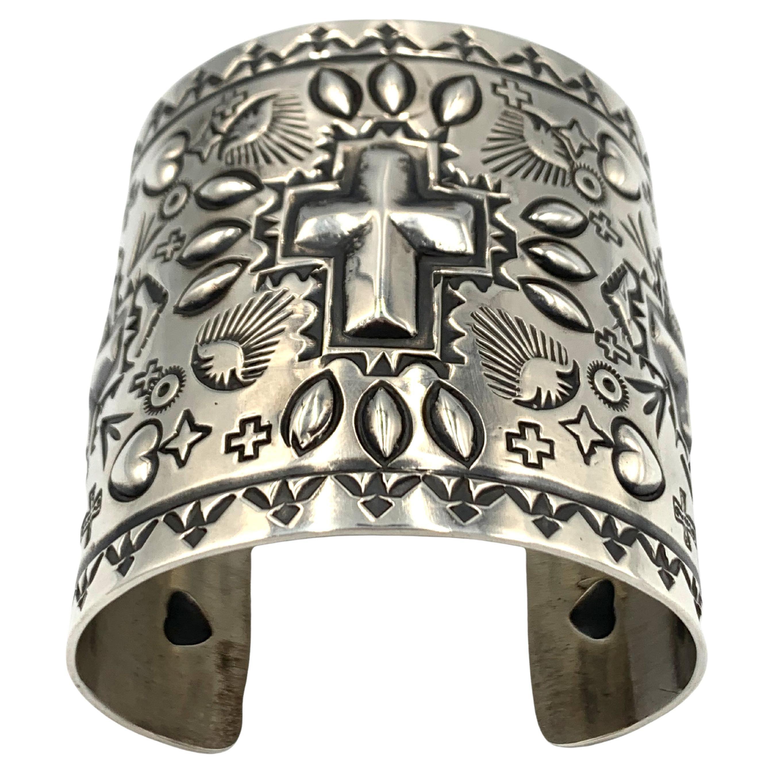 Repousse Silver Cuff  by Navajo Silversmith Ronnie Willie en venta