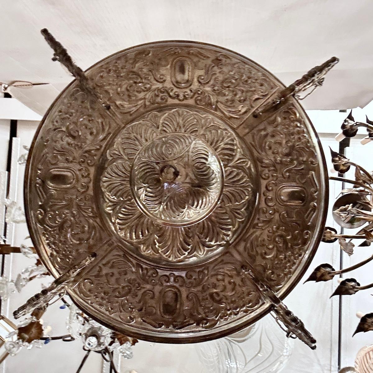 Un lampadario italiano in metallo repoussé degli anni '30 circa con 4 luci.

Misure:
Altezza: 25
Diametro: 20