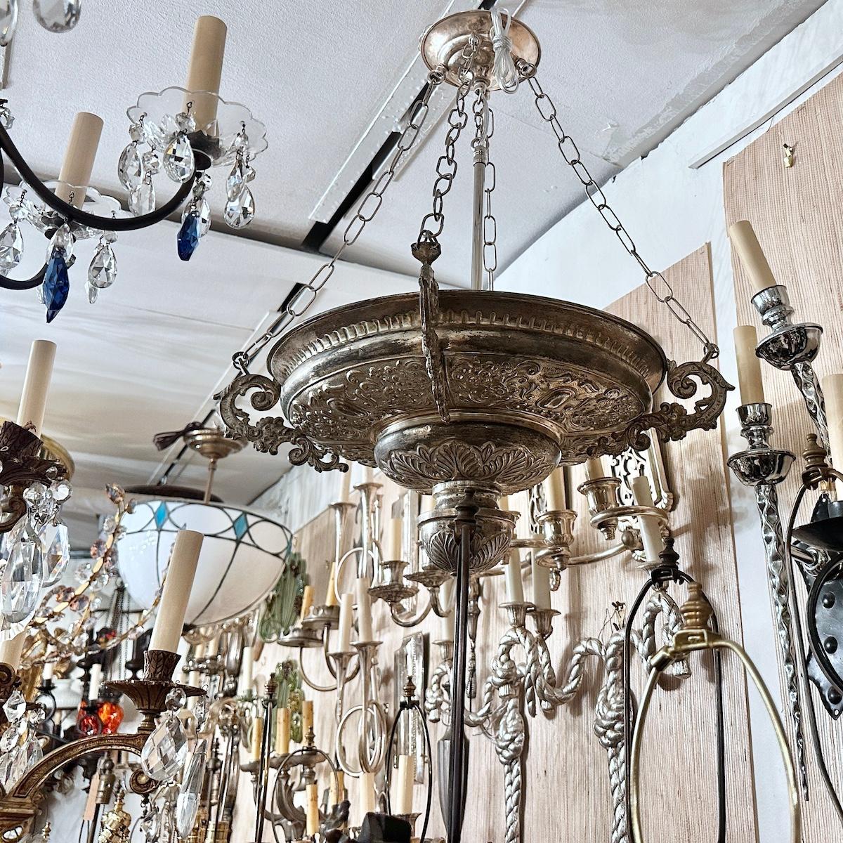 Italiano Apparecchio di illuminazione in metallo Repoussé Silver in vendita