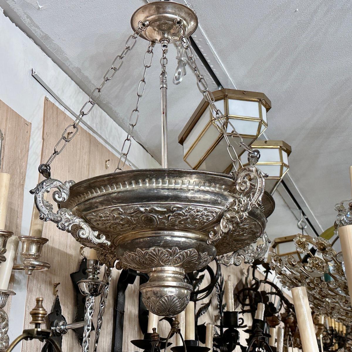 Apparecchio di illuminazione in metallo Repoussé Silver In condizioni buone in vendita a New York, NY