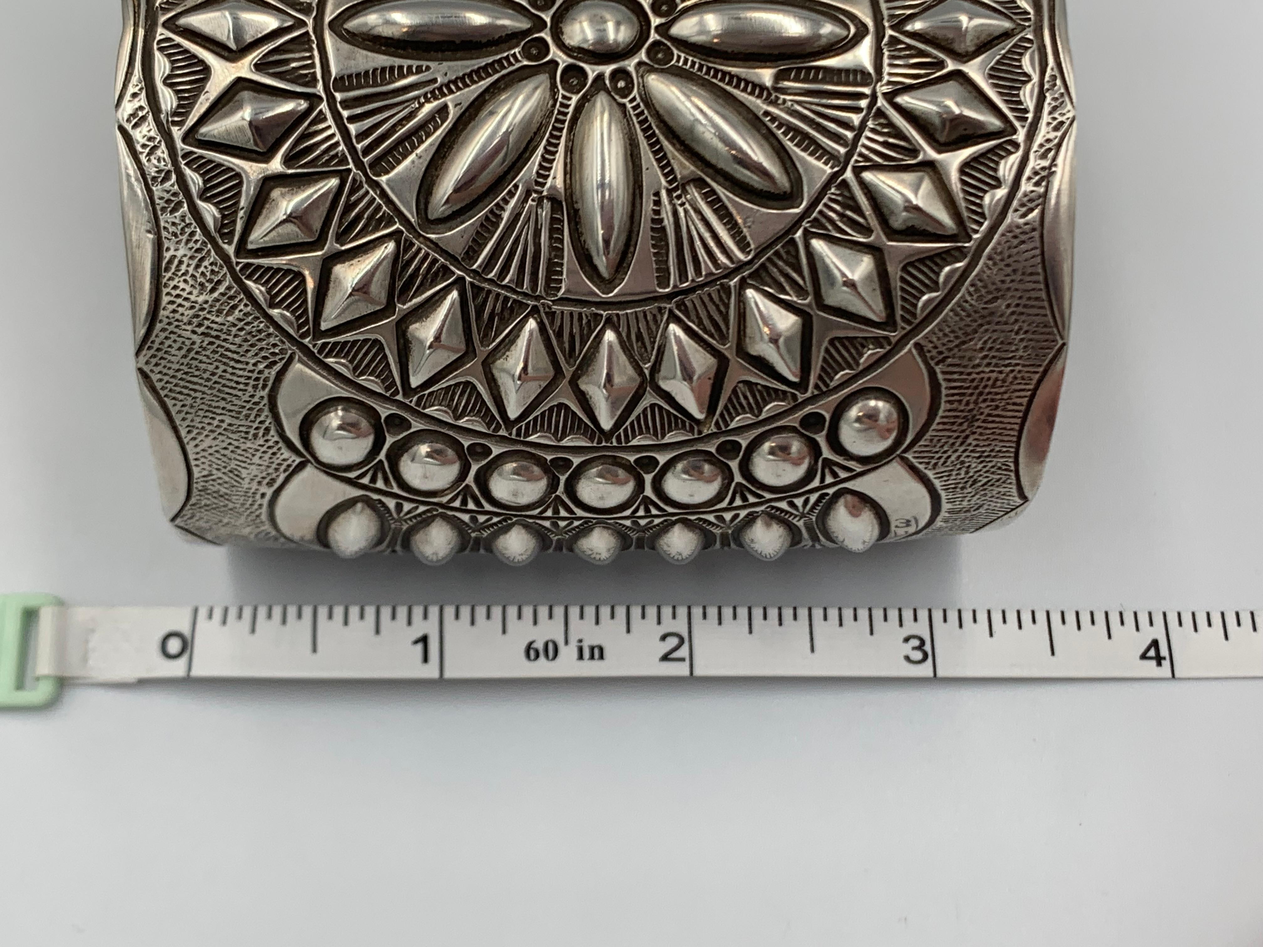Repousse Sterling Silver Cuff by Wilbert Benally en venta 5