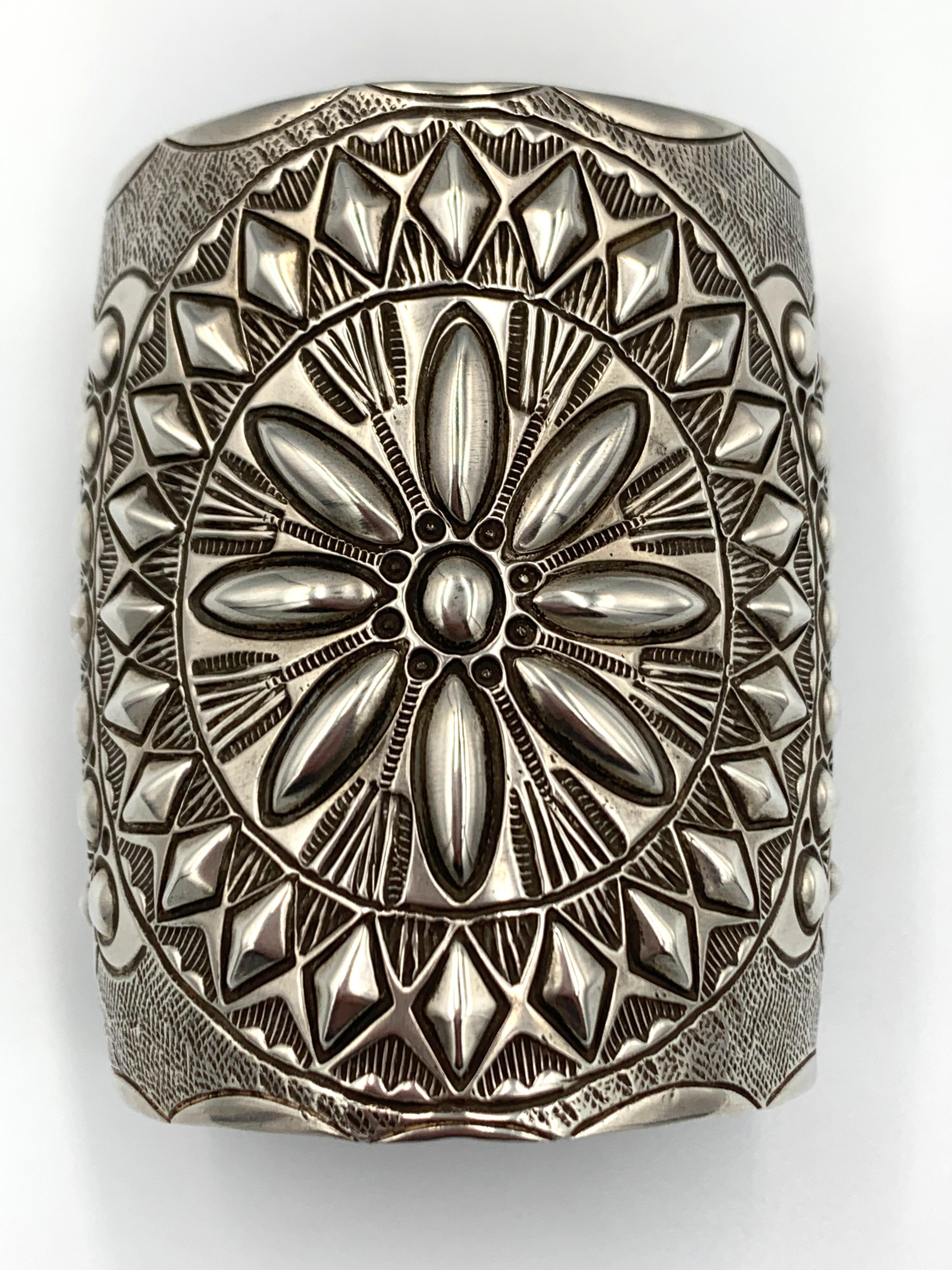 Repousse Sterling Silver Cuff by Wilbert Benally nativo estadounidense en venta