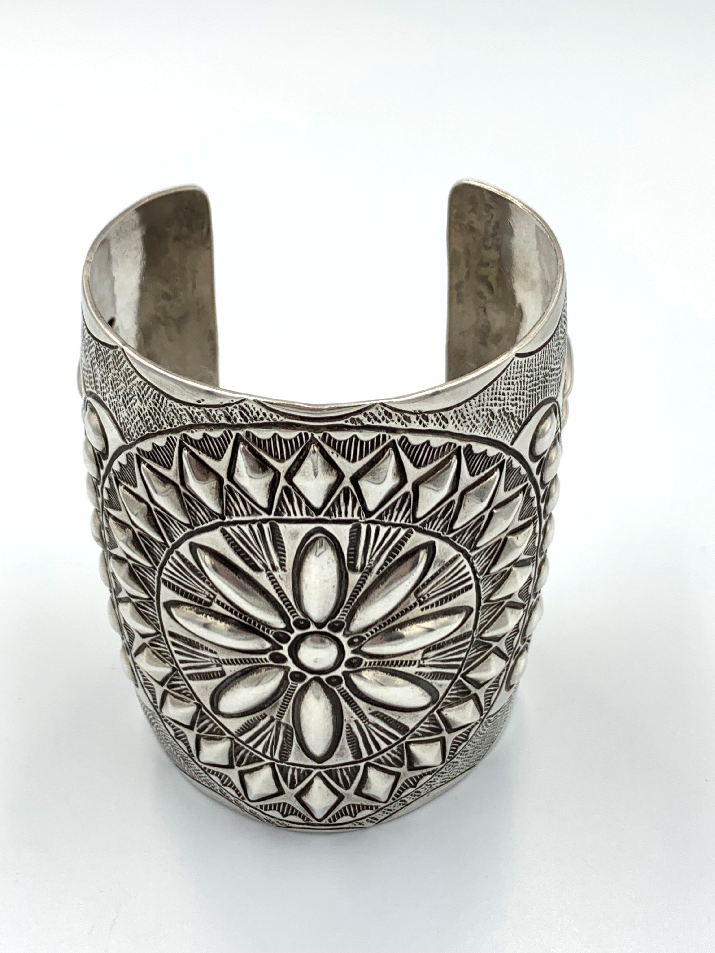 Repousse Sterling Silver Cuff by Wilbert Benally en Nuevo estado para la venta en Scottsdale, AZ
