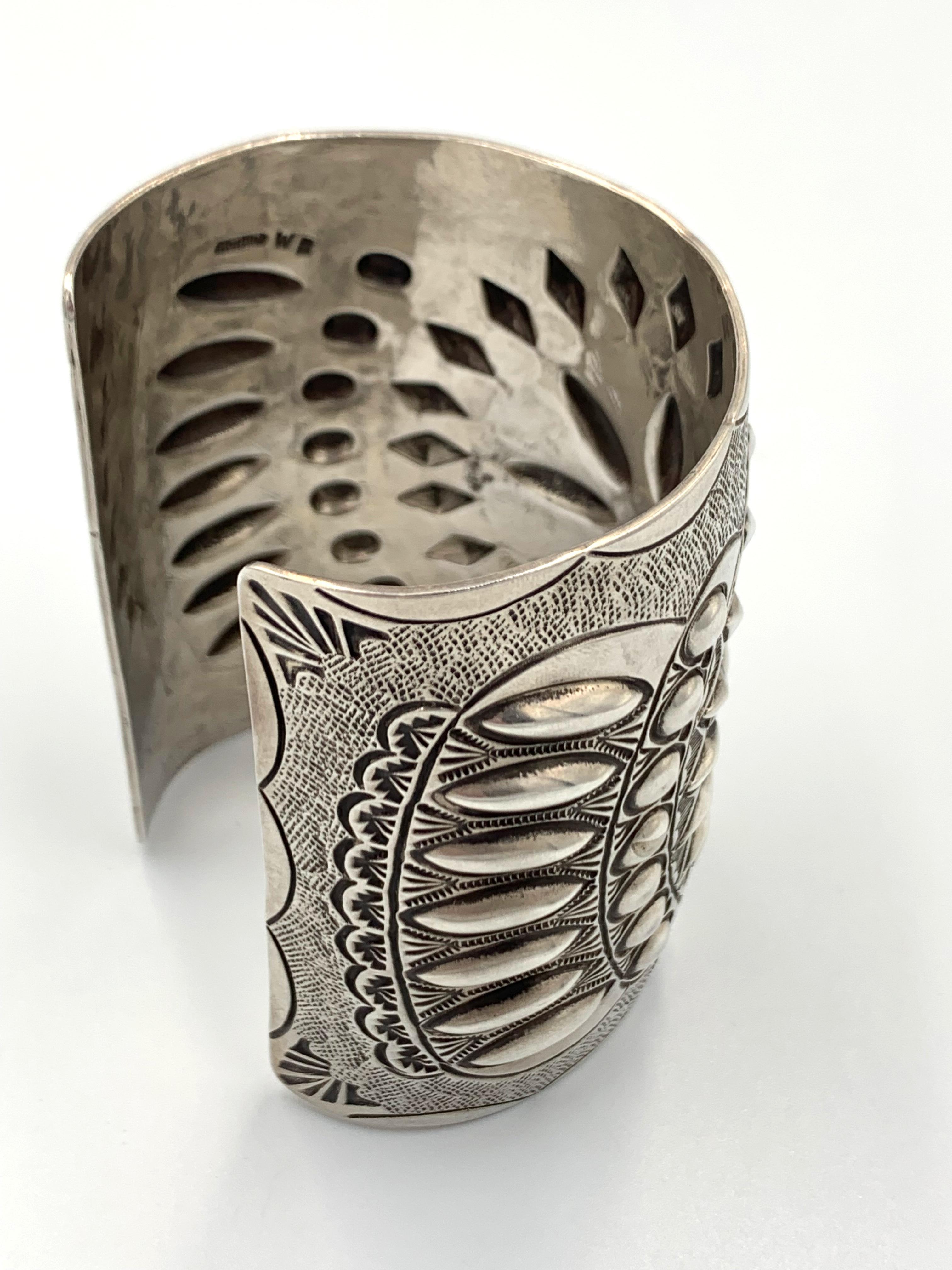 Repousse Sterling Silver Cuff by Wilbert Benally en venta 1