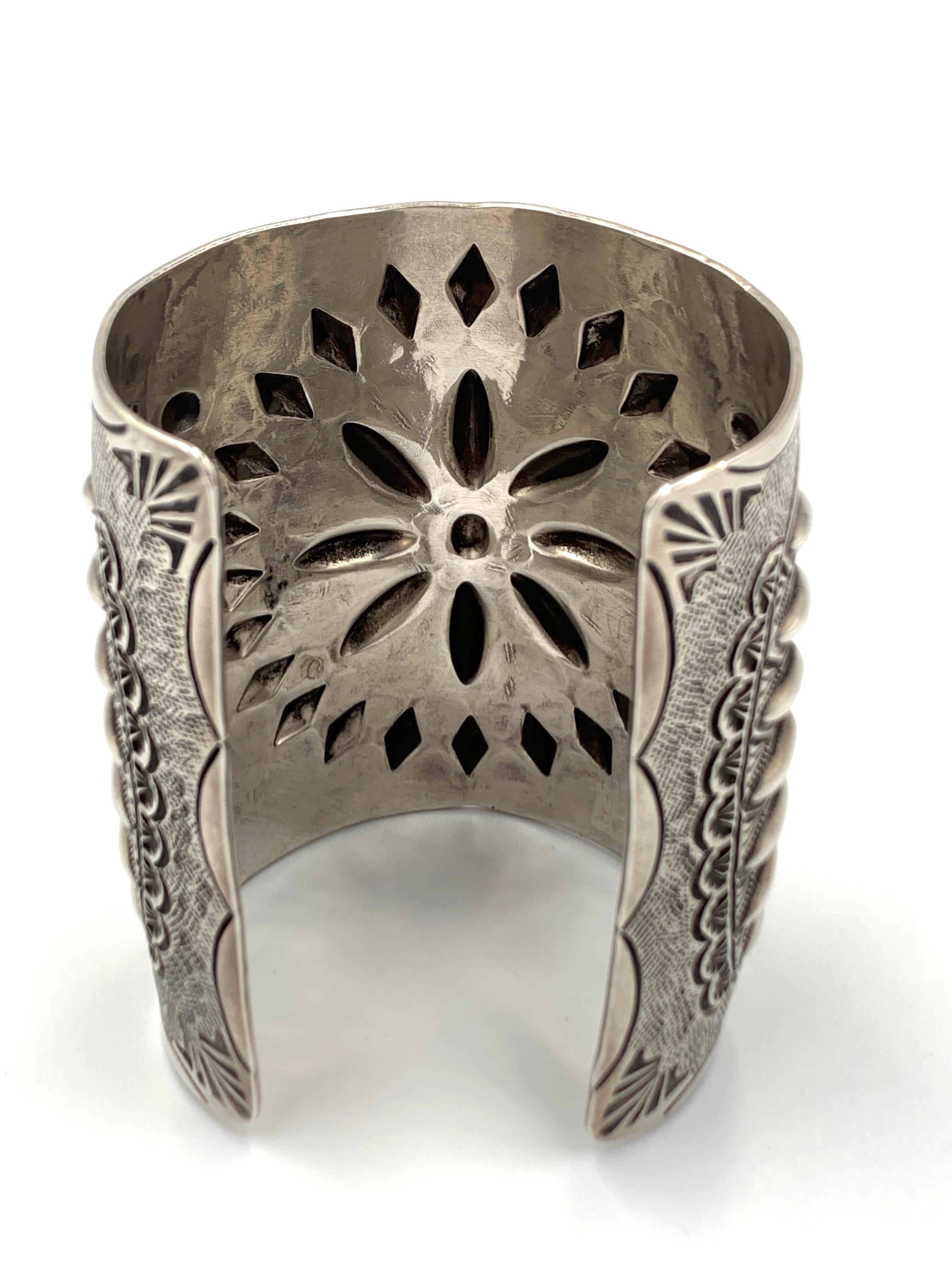 Repousse Sterling Silver Cuff by Wilbert Benally en venta 2