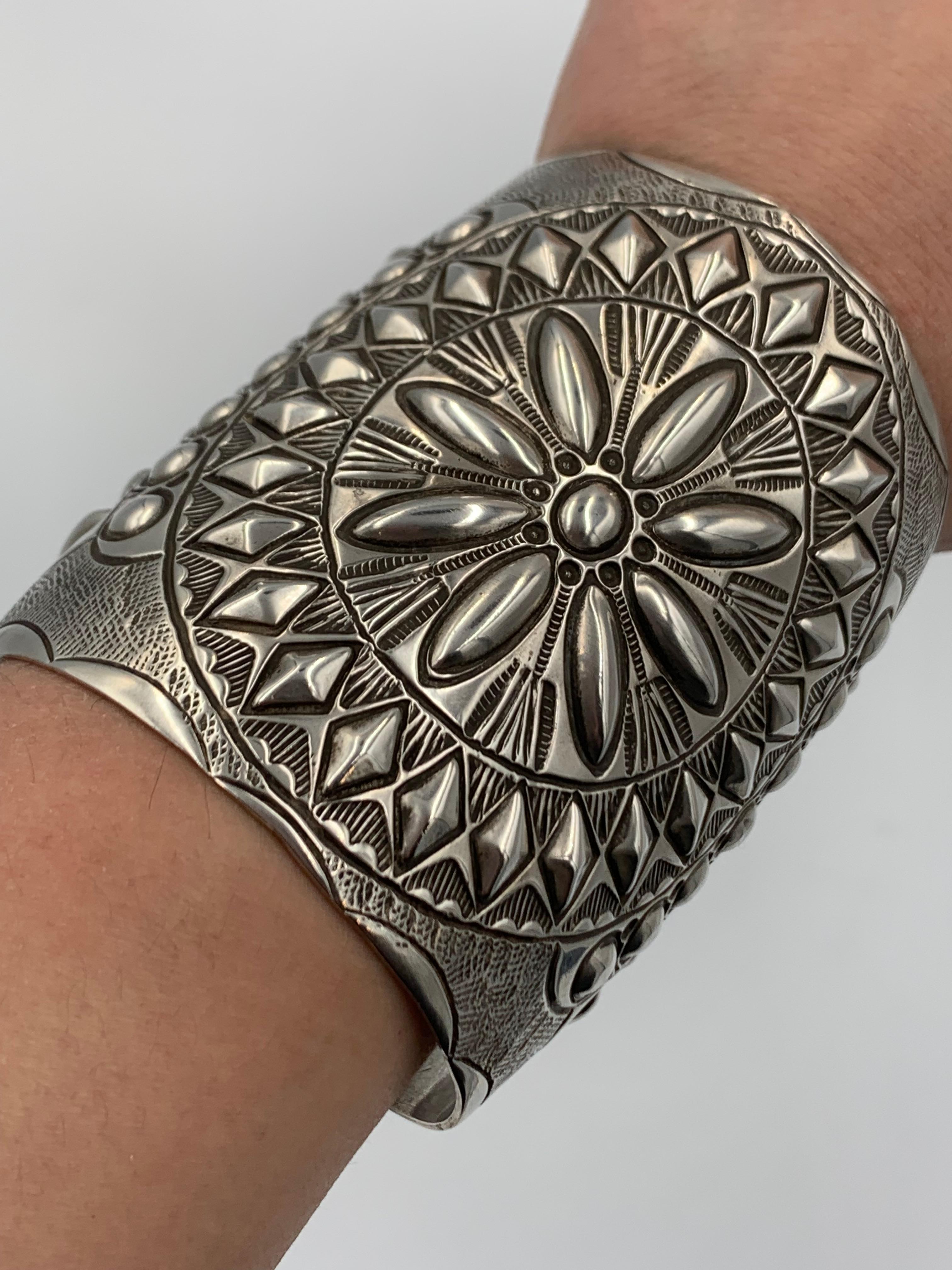 Repousse Sterling Silver Cuff by Wilbert Benally en venta 4