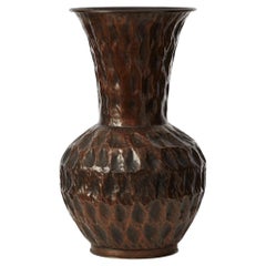 Vaso ad anfora in rame forgiato di Nino Ferrari, Italia, 1940 ca.