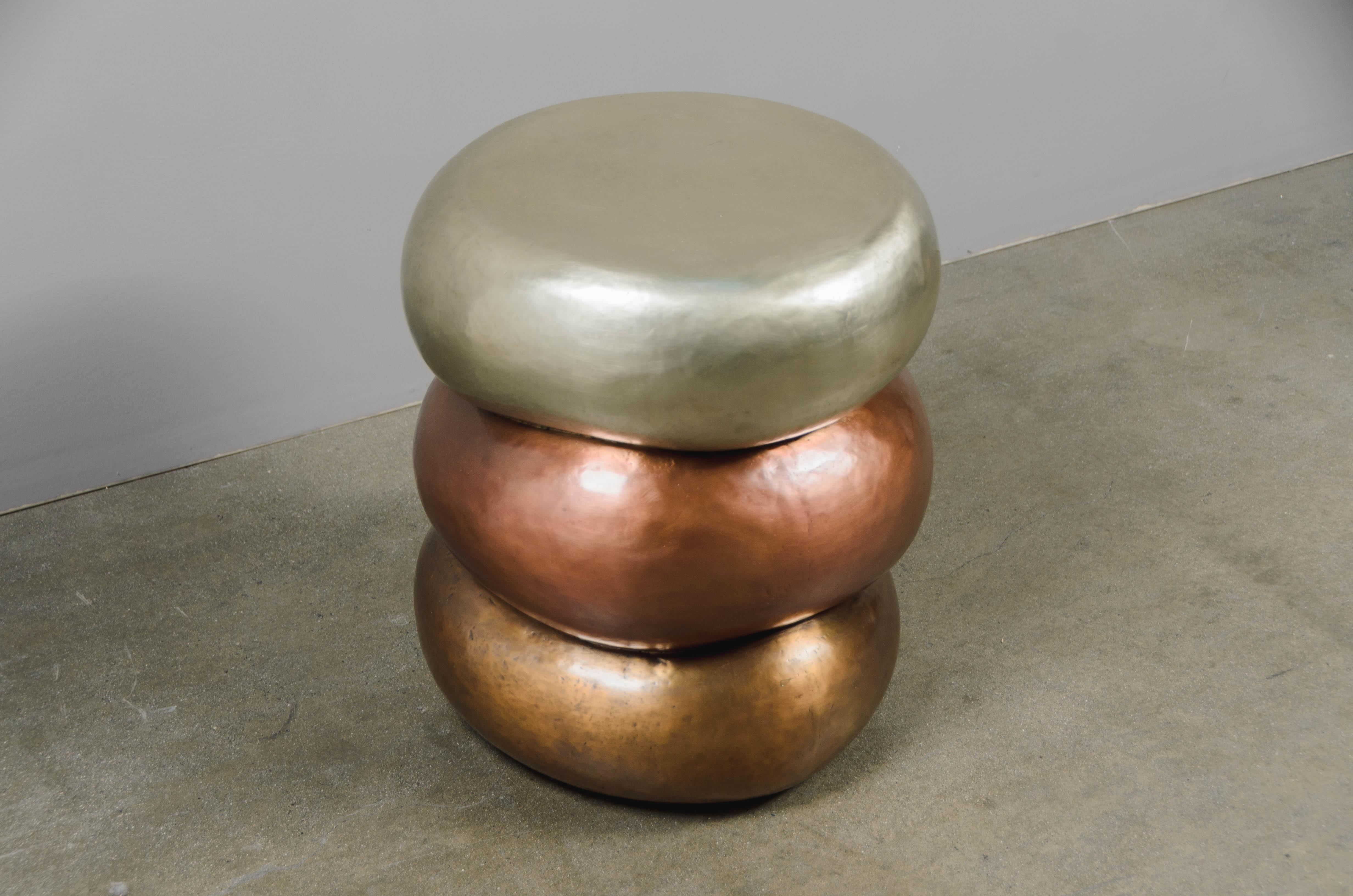 Repoussé e tabouret de tambour à trois emplacements repoussé en bronze blanc, cuivre et laiton de Robert Kuo en vente