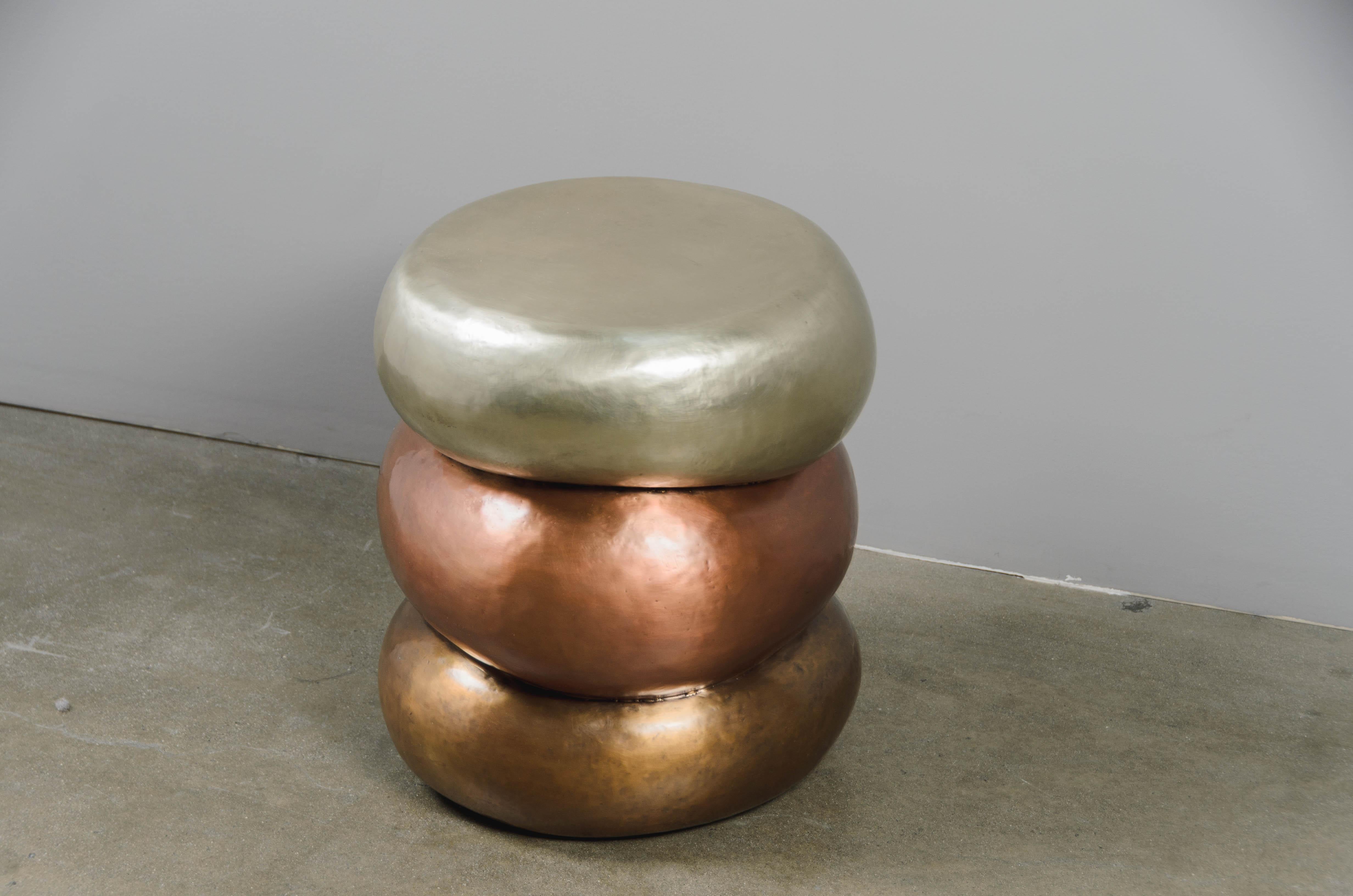 XXIe siècle et contemporain e tabouret de tambour à trois emplacements repoussé en bronze blanc, cuivre et laiton de Robert Kuo en vente