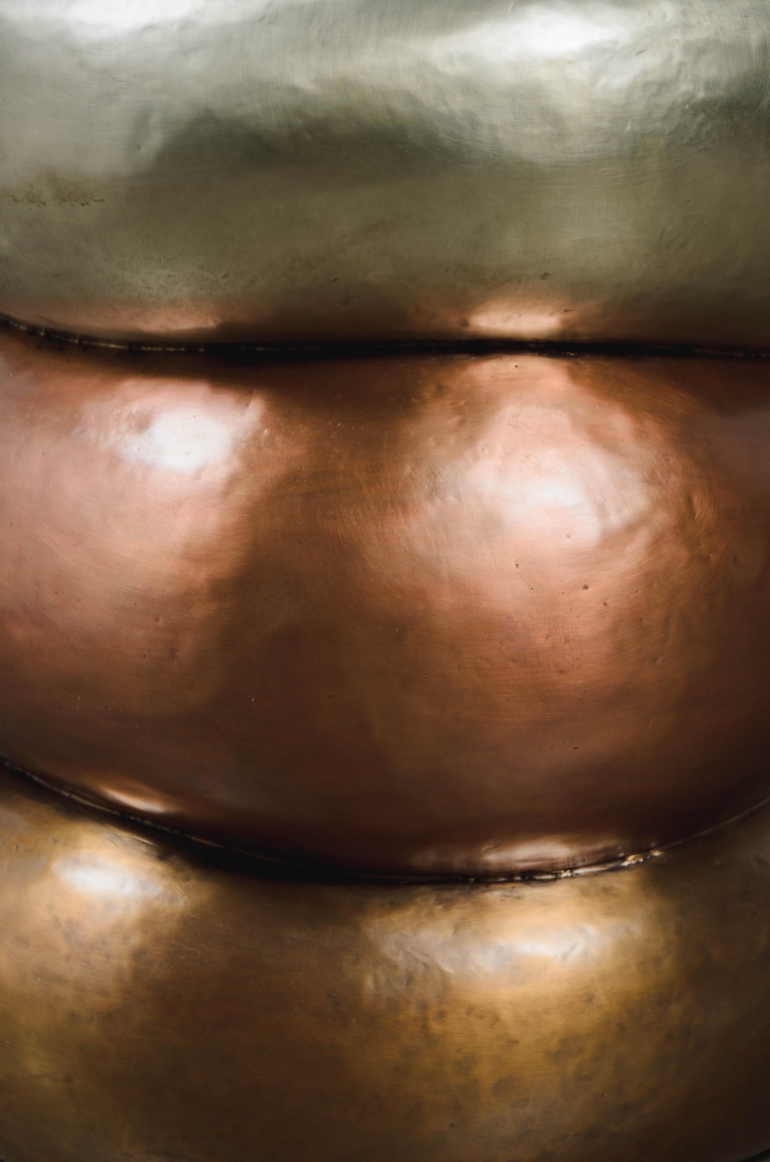 Repousse-Trommelhocker mit drei Stapeln aus weißer Bronze, Kupfer und Messing von Robert Kuo im Angebot 1