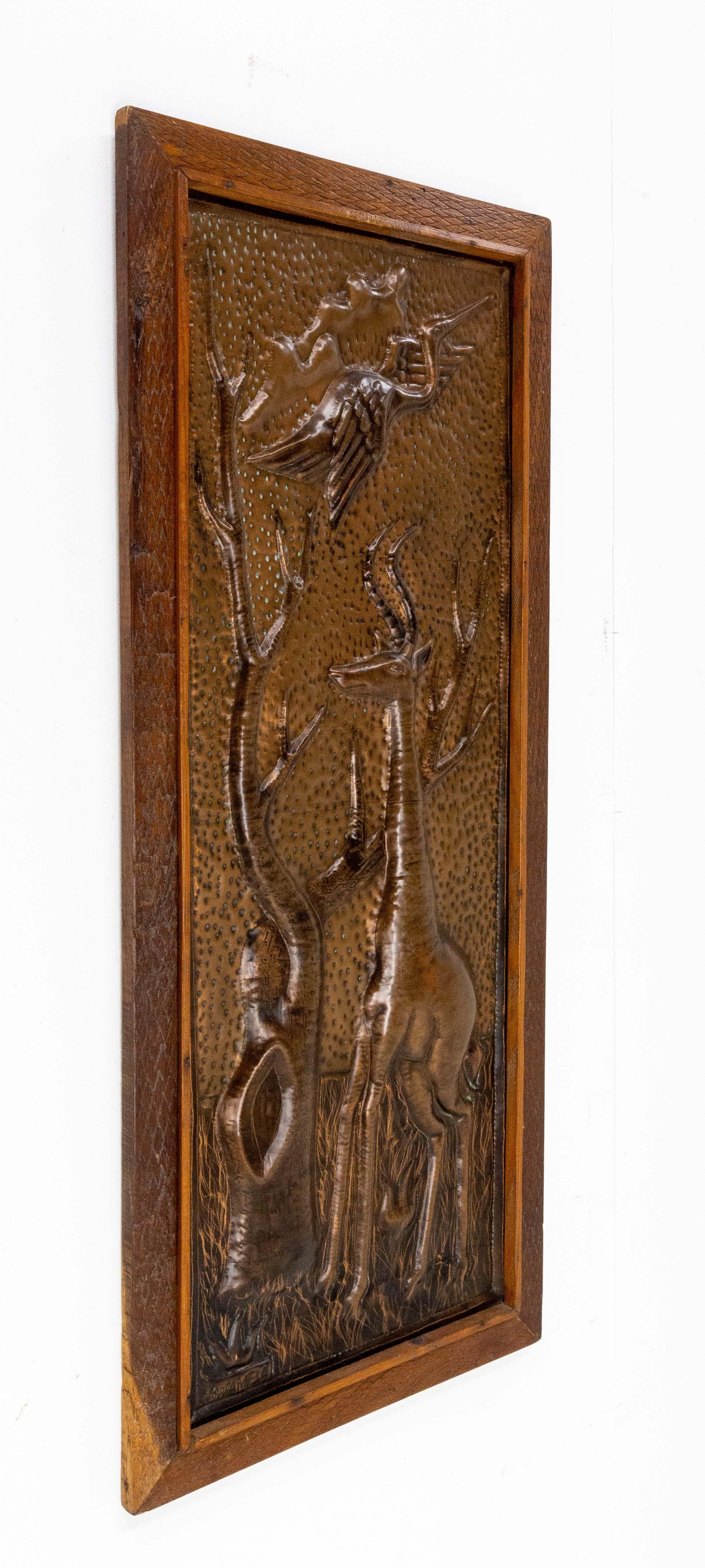 African carved giraffe representation
Embossed copper and frame in carved iroko
Signed Mwamba

Shipping:
L 40 P2,5 H86.