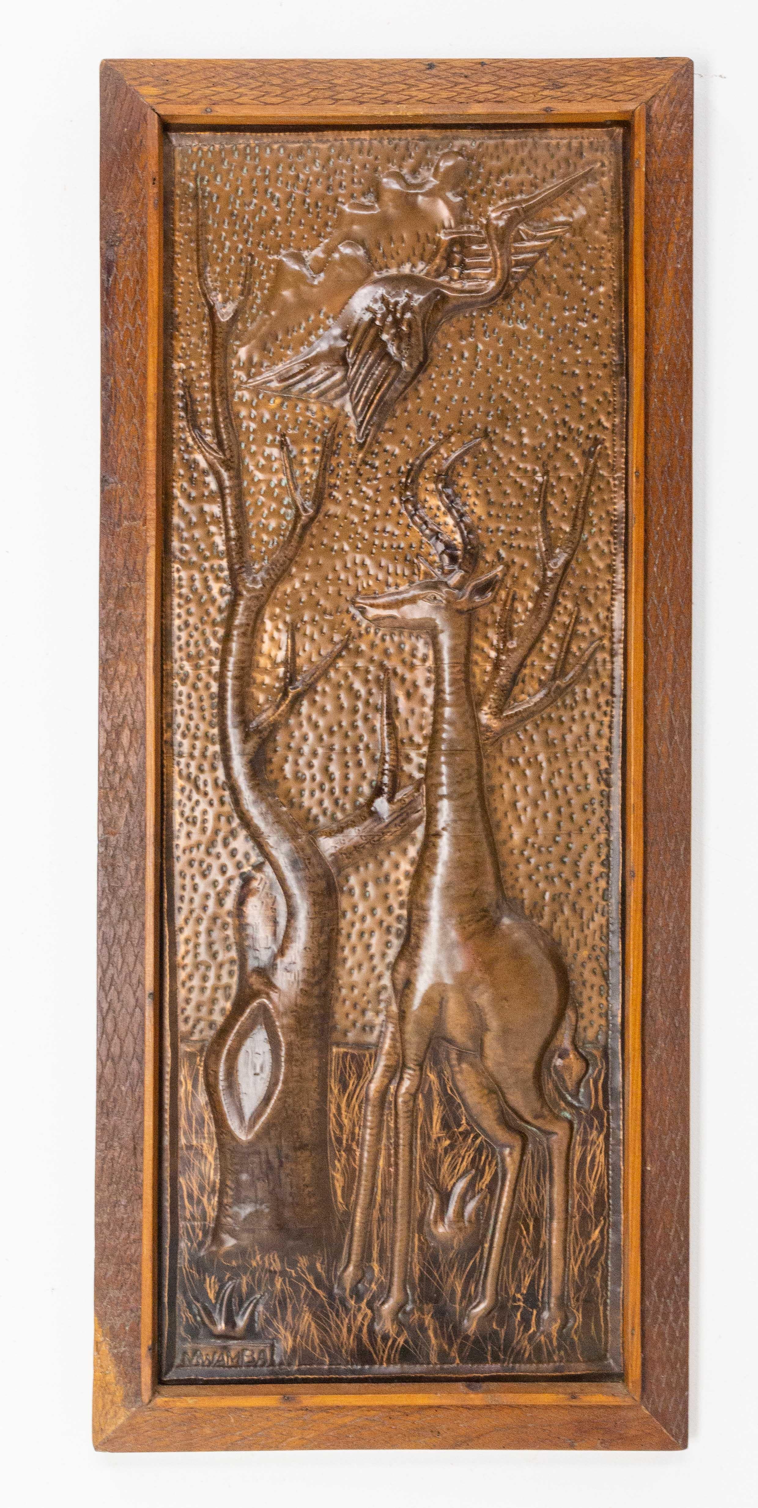 Metà XX secolo Rappresentazione di una giraffa africana in rame sbalzato e cornice in iroko in vendita