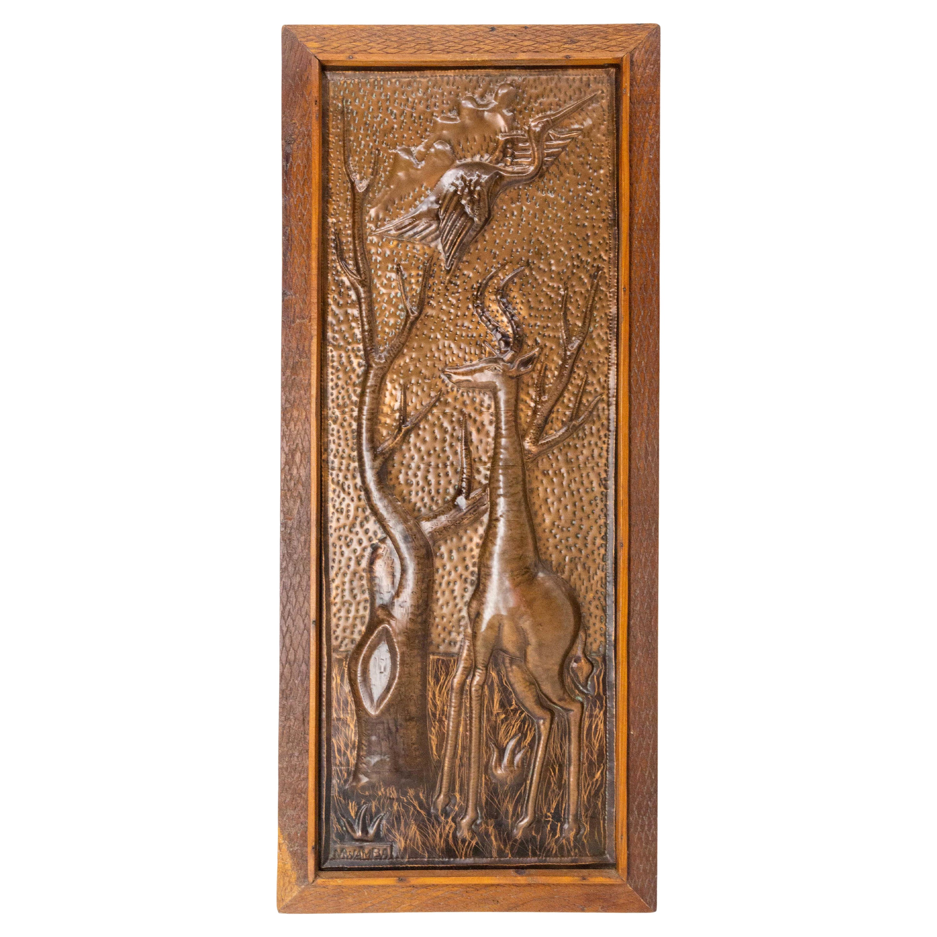 Rappresentazione di una giraffa africana in rame sbalzato e cornice in iroko in vendita