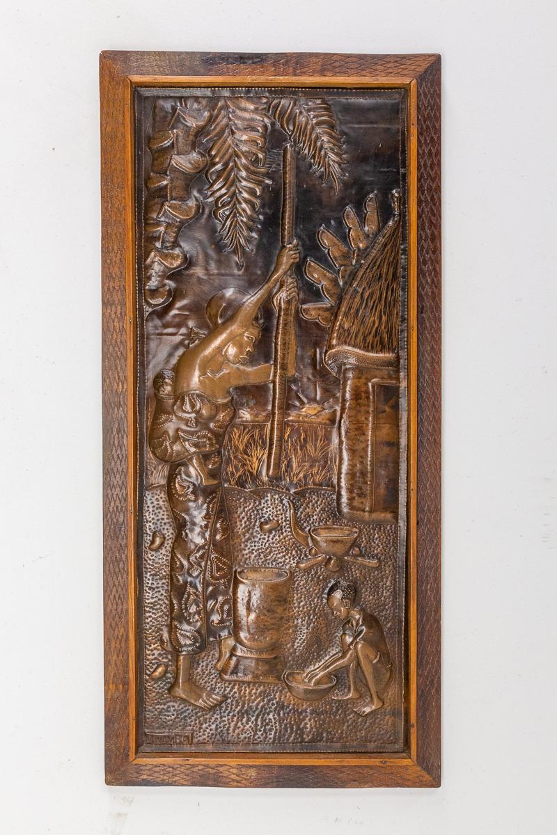 African carved woman representation.
Embossed copper and frame in carved iroko.
Signed Mwamba.

Shipping:
L 40 P 2,5 H 86.