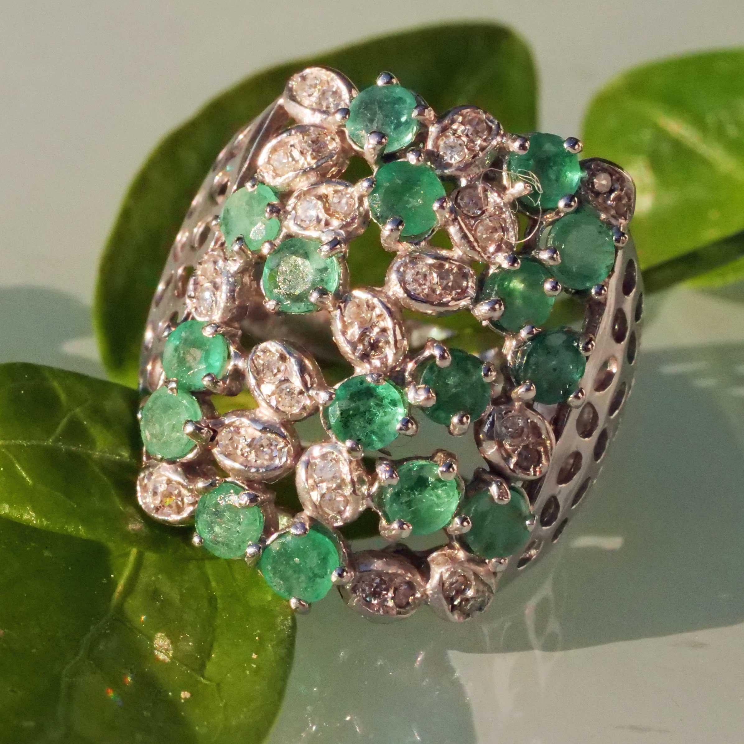 Italian way of life, a representative emerald diamond ring of a special kind, looks beautiful on the hand, 32 full-cut diamonds set in leaf-shaped settings totaling approx. 0.40 ct, W (white) / SI-P1 (small, clear inclusions), Sixteen round faceted