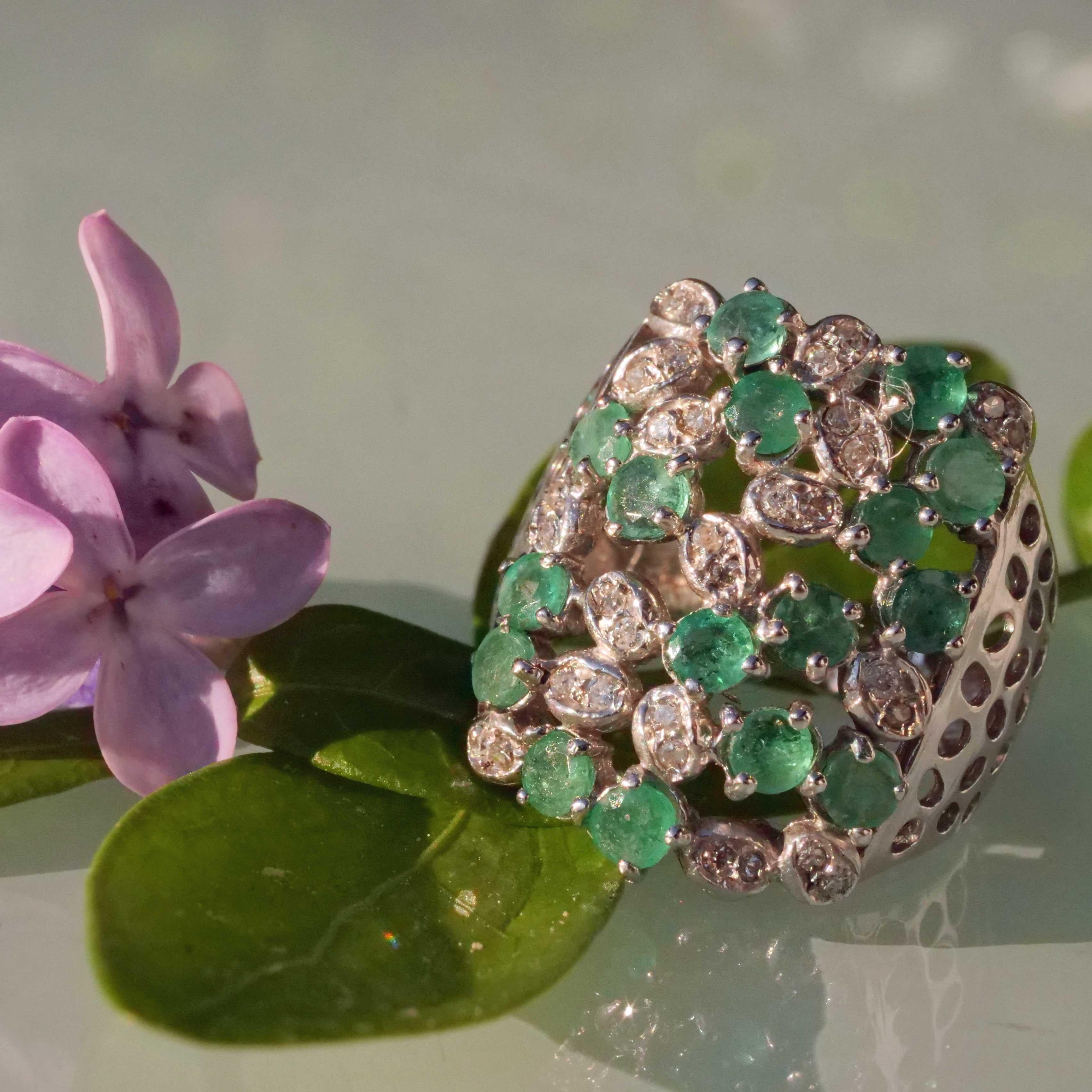 Representative 2.50 ct Emerald Diamond Ring of a special kind 18 kt 22x23 mm In Good Condition For Sale In Viena, Viena