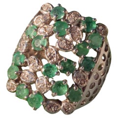 Repräsentativer 2,50 Karat Smaragd-Diamantring einer besonderen Art 18 kt 22x23 mm