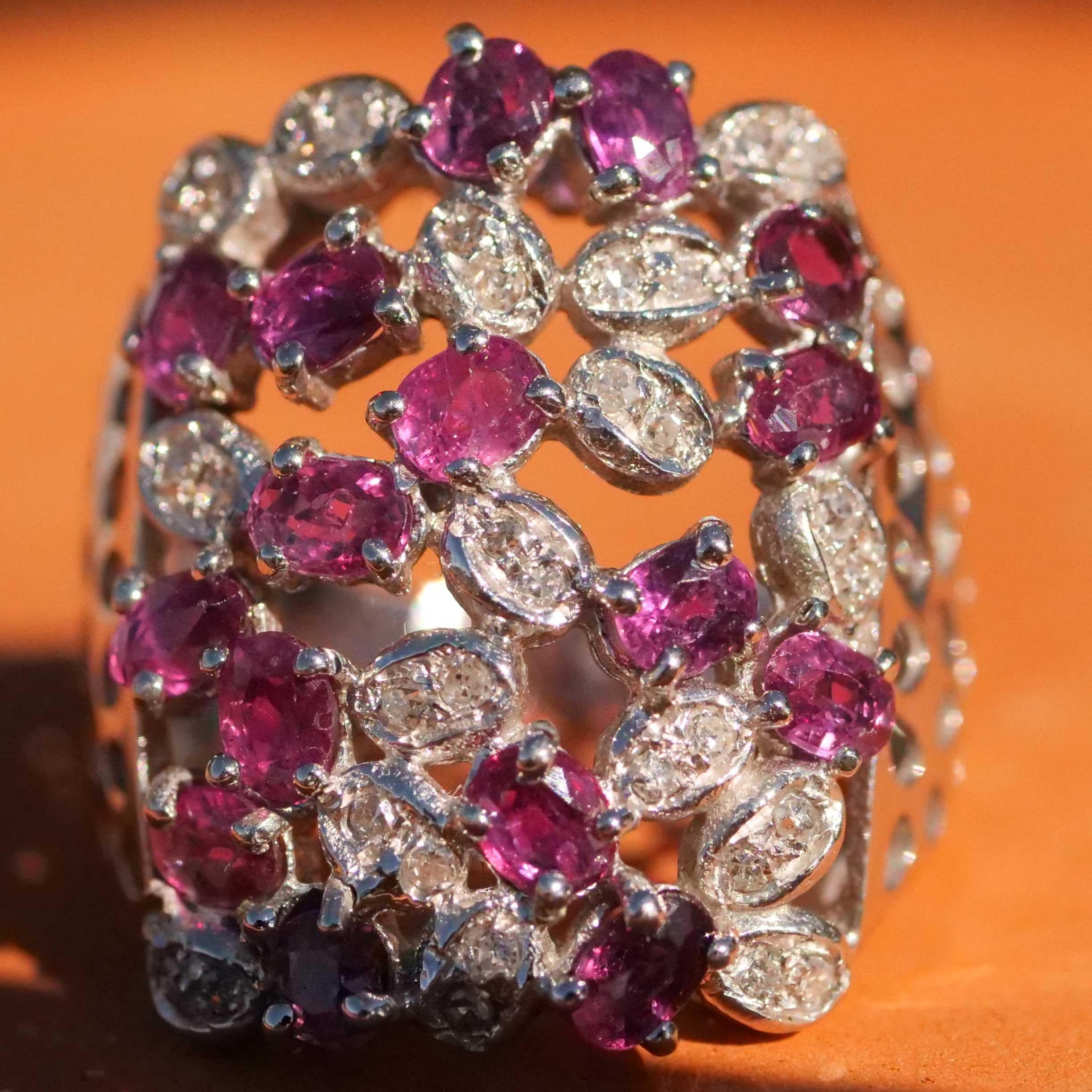 Taglio brillante Rappresentante 2,50 ct Rubino Diamante Anello di un tipo speciale 18 kt 22x23 mm in vendita