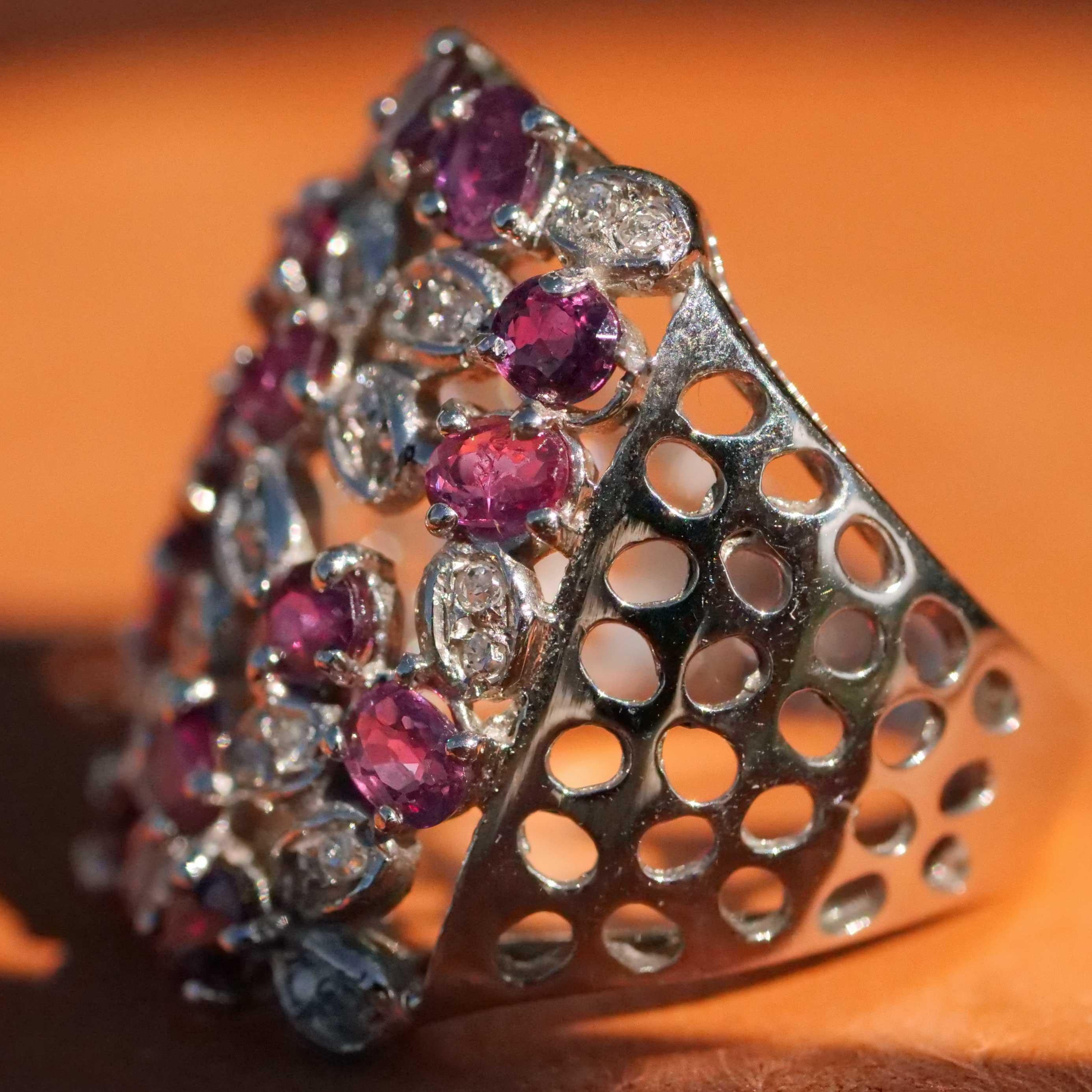 Rappresentante 2,50 ct Rubino Diamante Anello di un tipo speciale 18 kt 22x23 mm In condizioni buone in vendita a Viena, Viena