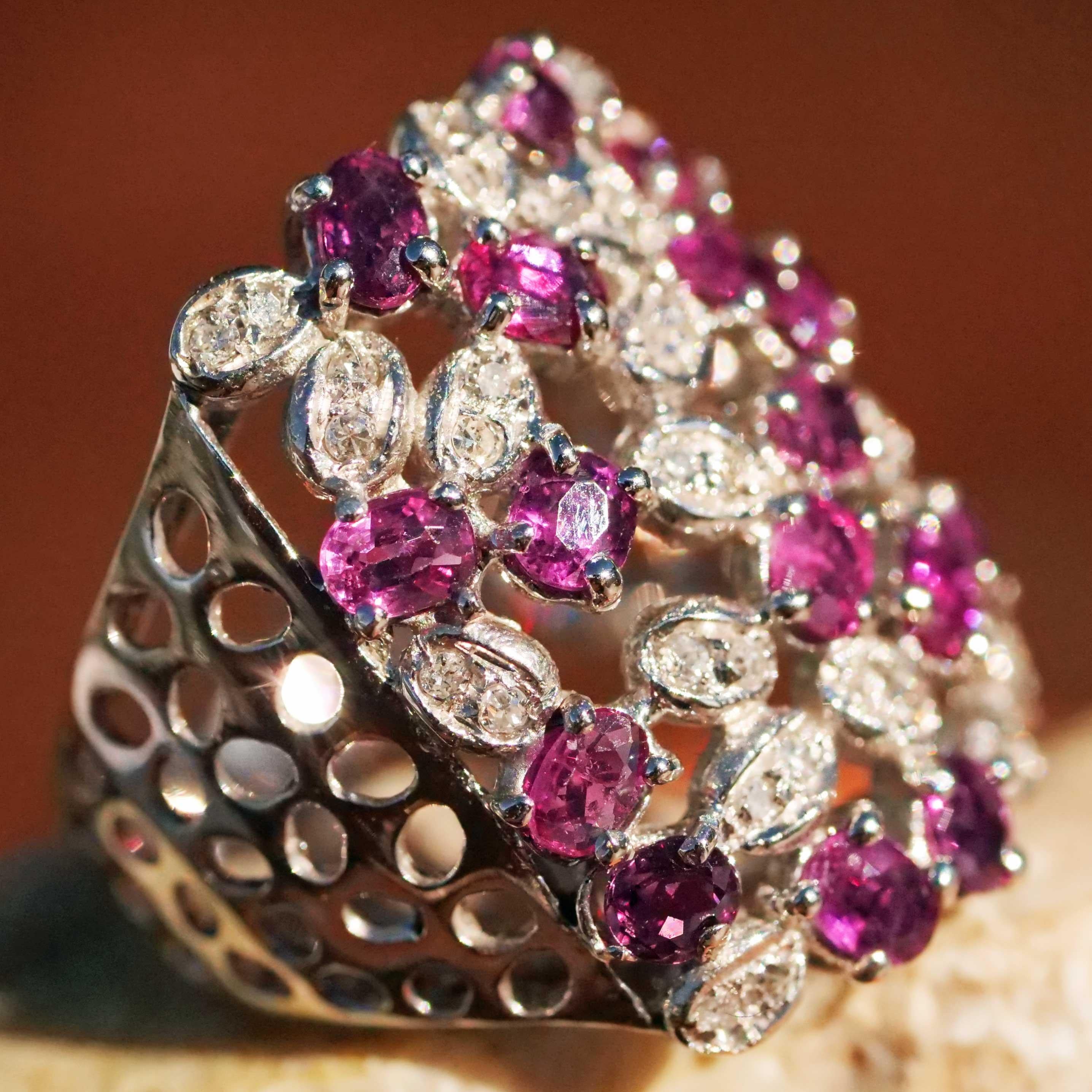 Rappresentante 2,50 ct Rubino Diamante Anello di un tipo speciale 18 kt 22x23 mm in vendita 2