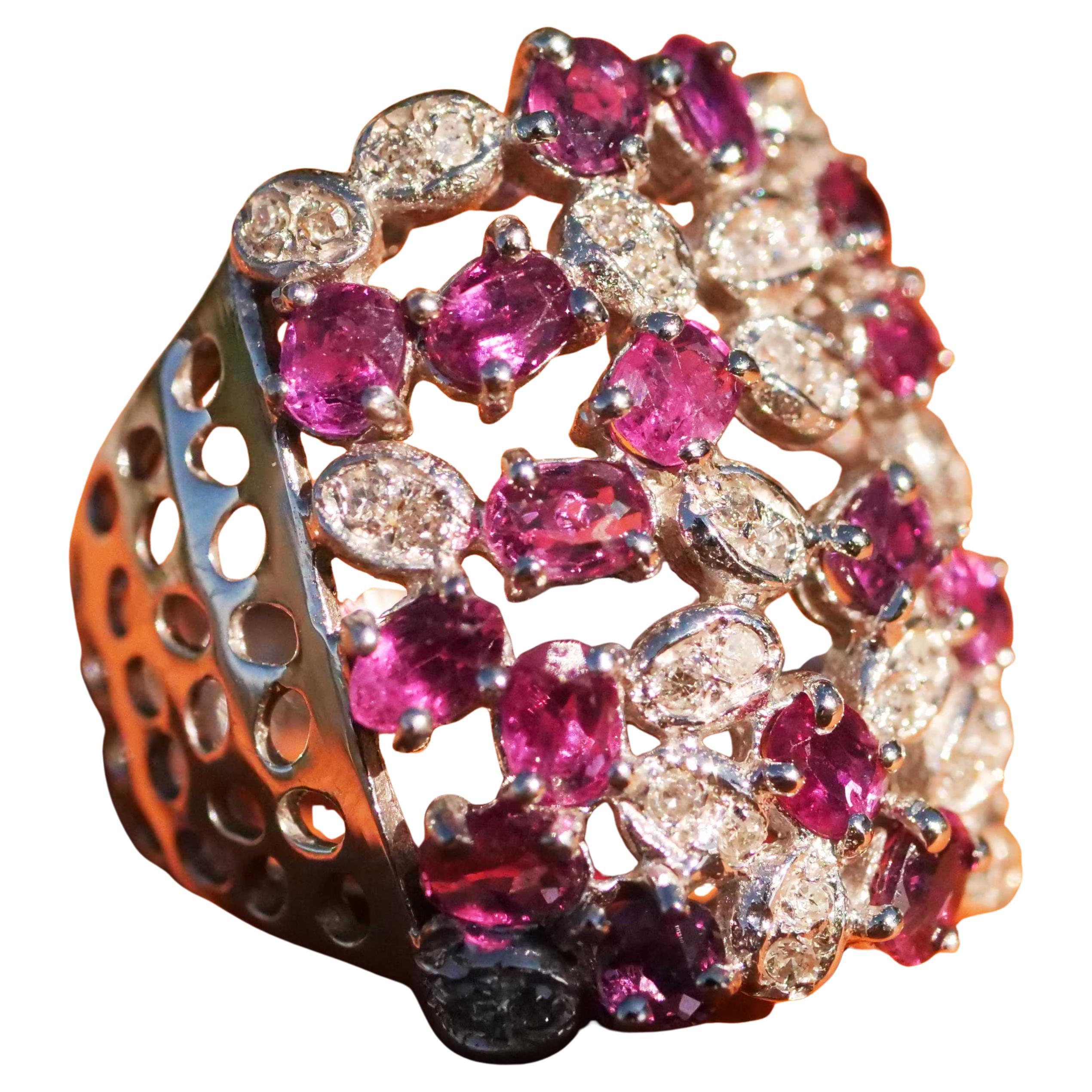 Repräsentativer 2,50 Karat Rubin-Diamantring einer besonderen Art 18 kt 22x23 mm