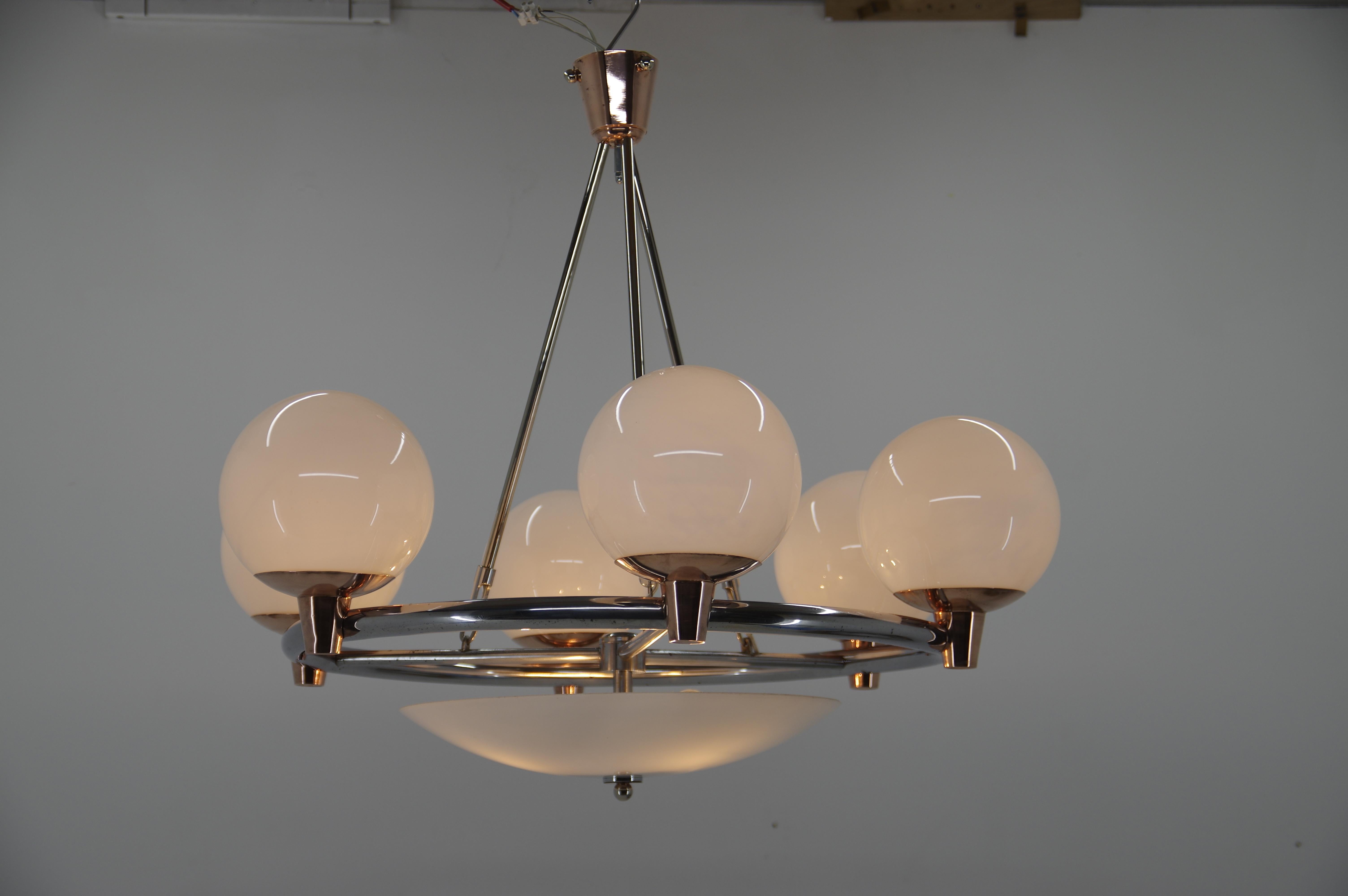 9-flamming Art Deco chandelier with beautiful combination of chrome and copper plating.
Restored: chrome with age patina polished, copper polished, rewired: two separate circuits.
Bottom circuits with three original E25-E27 sockets
Upper circuits