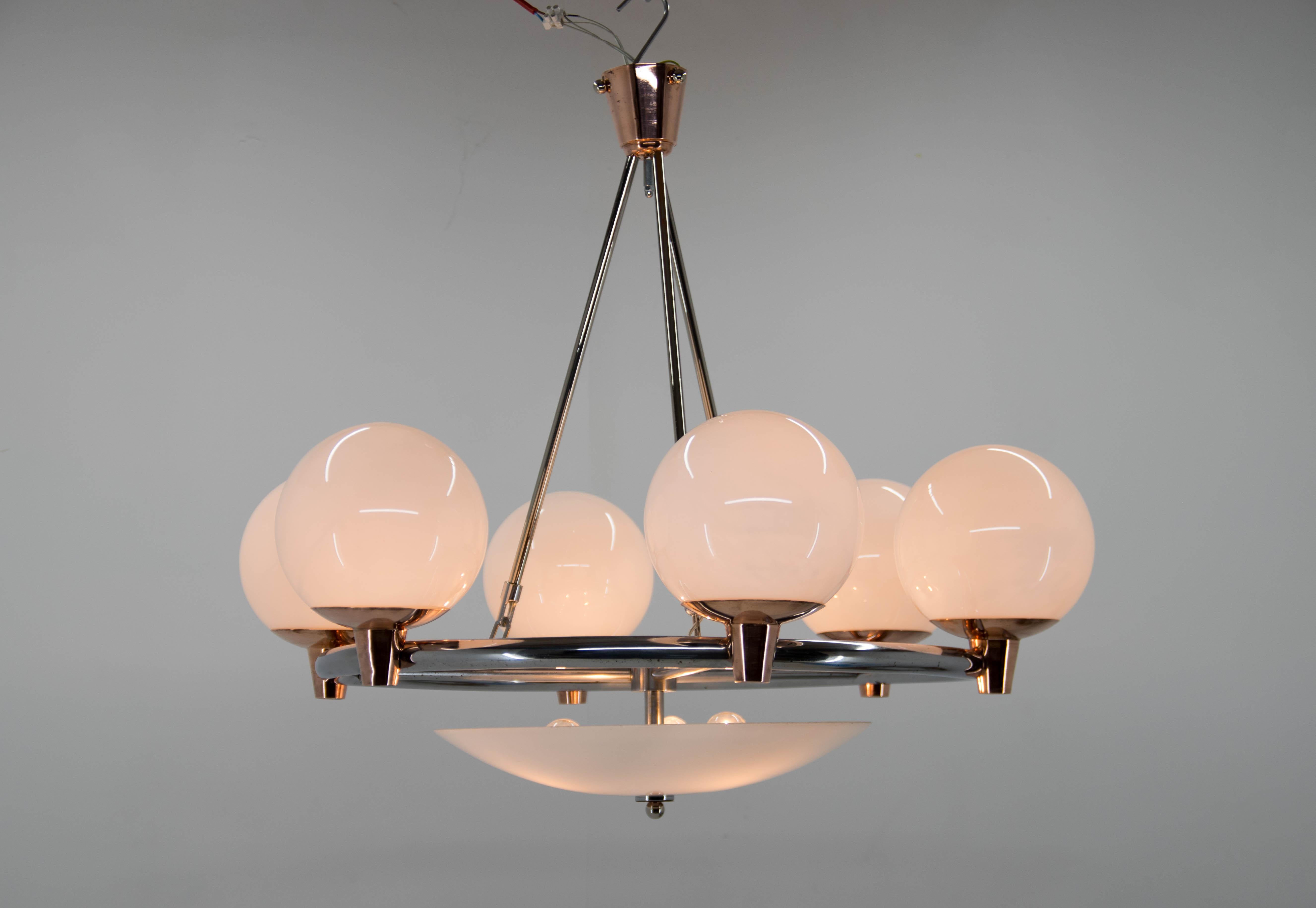 9-flamming Art Deco chandelier with beautiful combination of chrome and copper plating.
Restored: chrome with age patina polished, copper polished, rewired: two separate circuits.
Bottom circuits with three original E25-E27 sockets
Upper circuits