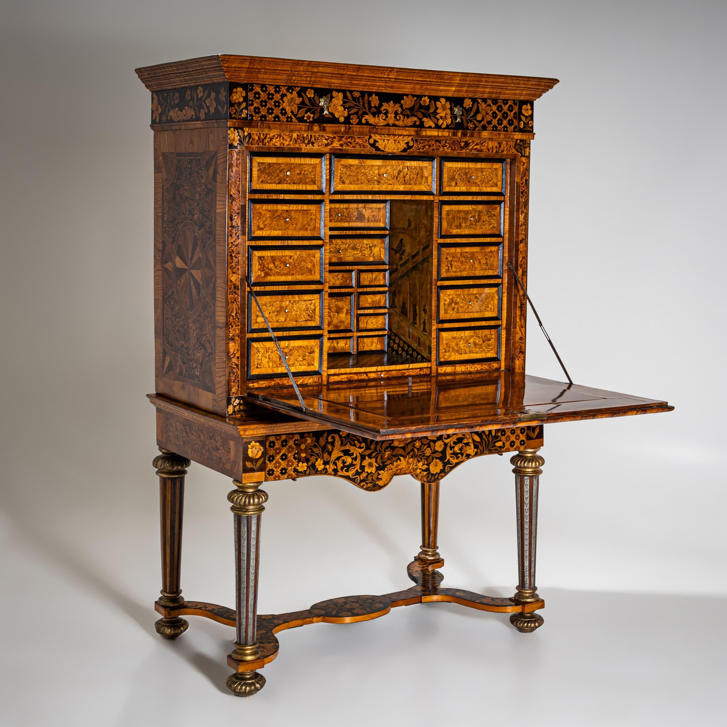 Representative Secretaire, William and Mary Period (1689–1702), London c. 1690 In Good Condition For Sale In Greding, DE