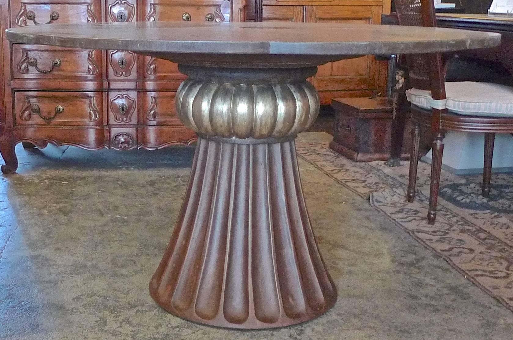 XXIe siècle et contemporain Reproduction d'une table à déjeuner à piédestal en bois sculpté et teinté, style 19e siècle en vente