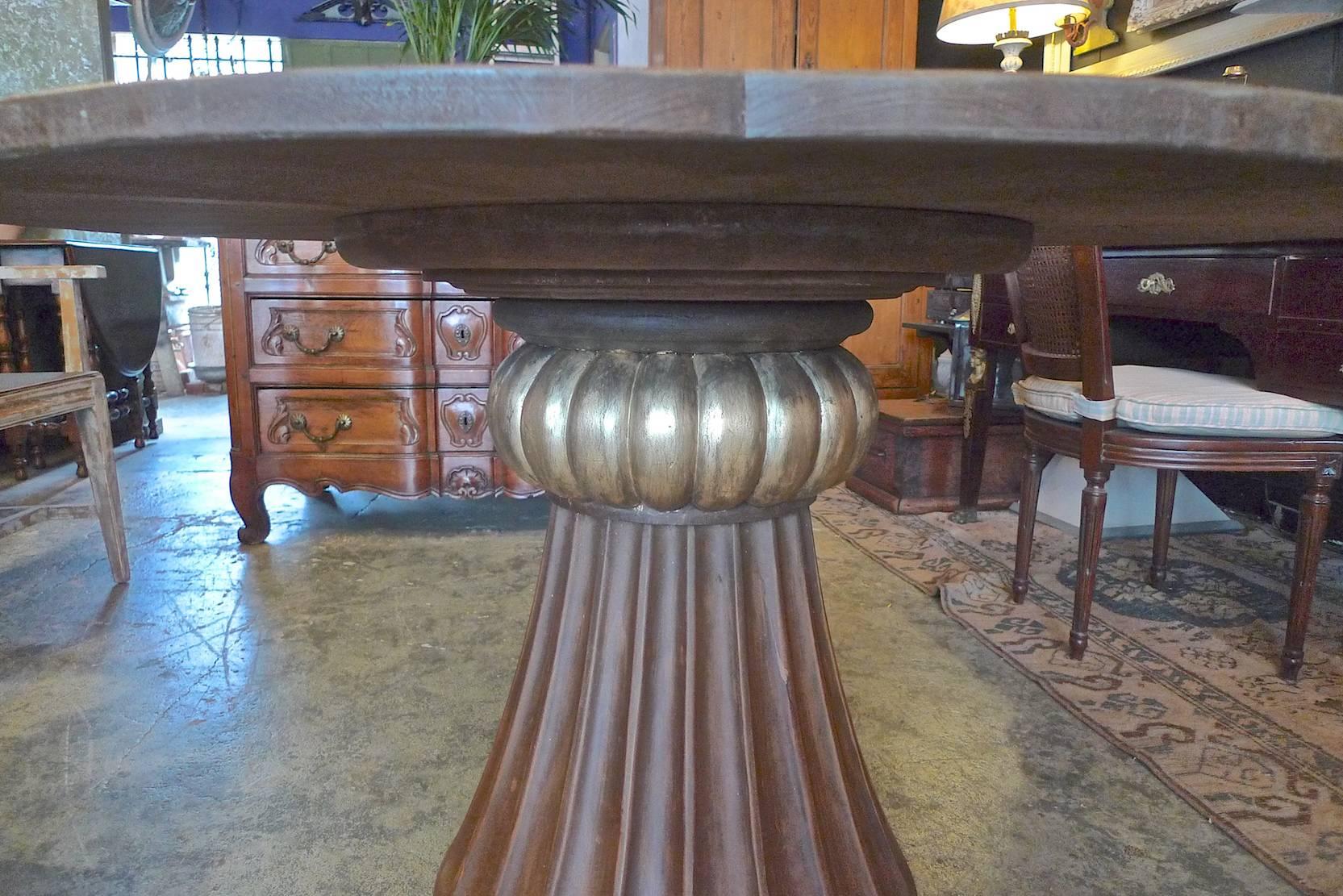 Bois Reproduction d'une table à déjeuner à piédestal en bois sculpté et teinté, style 19e siècle en vente