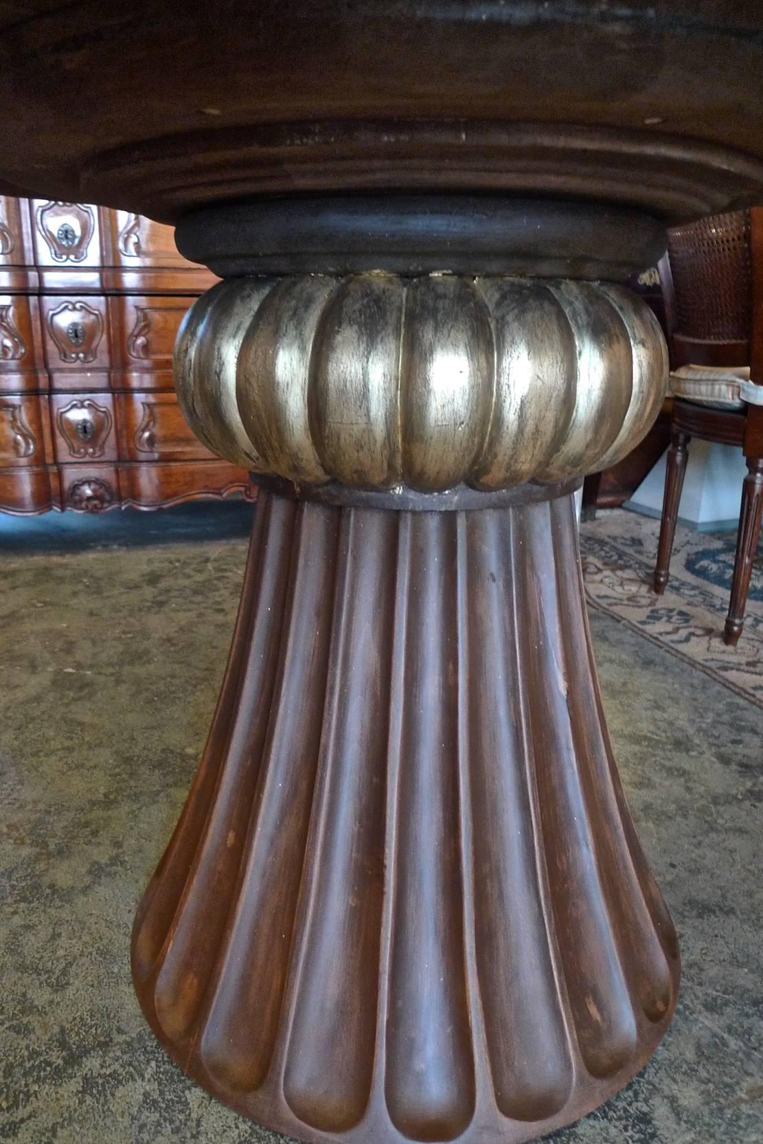 Reproduction d'une table à déjeuner à piédestal en bois sculpté et teinté, style 19e siècle en vente 1