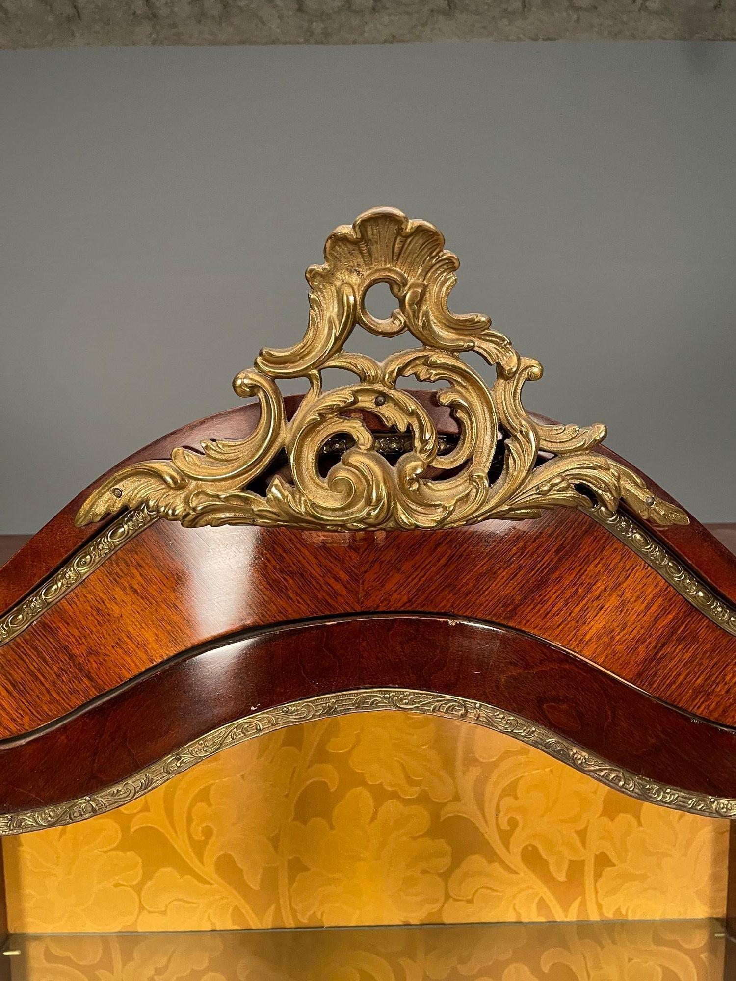 Reproduction bombée Louis XV Vitrine / Cuiro Cabinet, Scène peinte par Vernis Martin 4