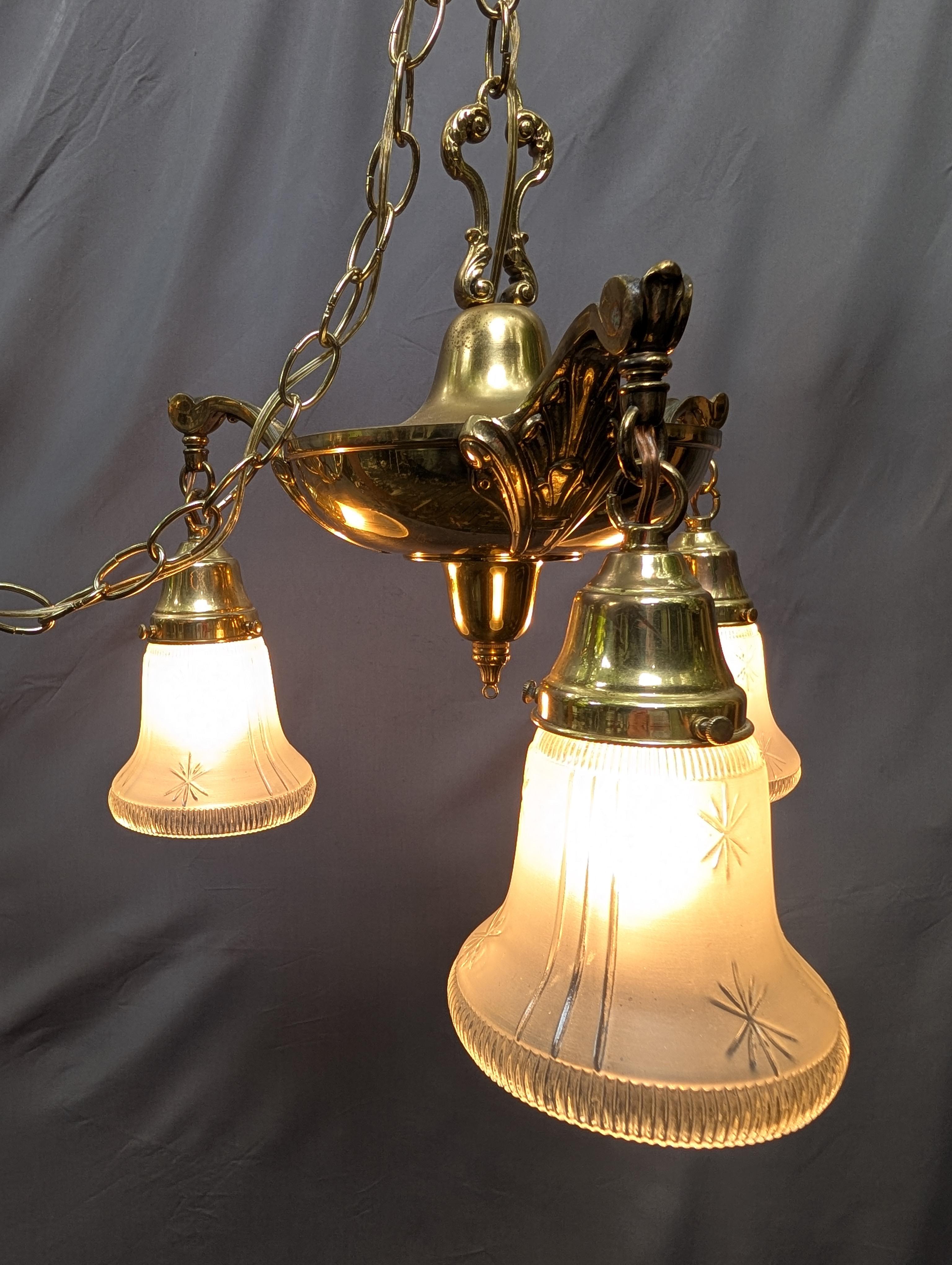 Reproducción de latón Victoriana Lámpara colgante de 3 luces en venta 7