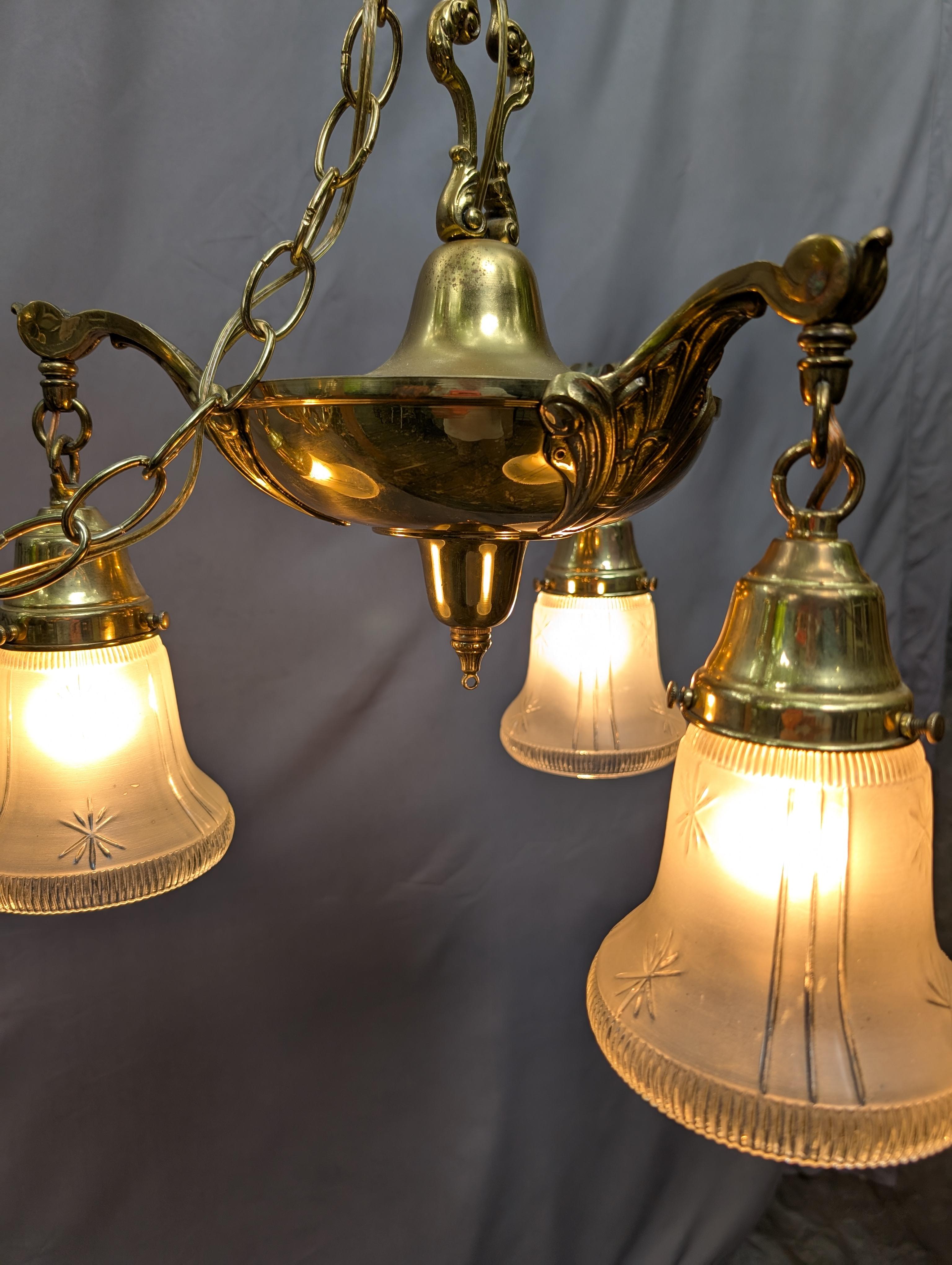 Reproducción de latón Victoriana Lámpara colgante de 3 luces en venta 8