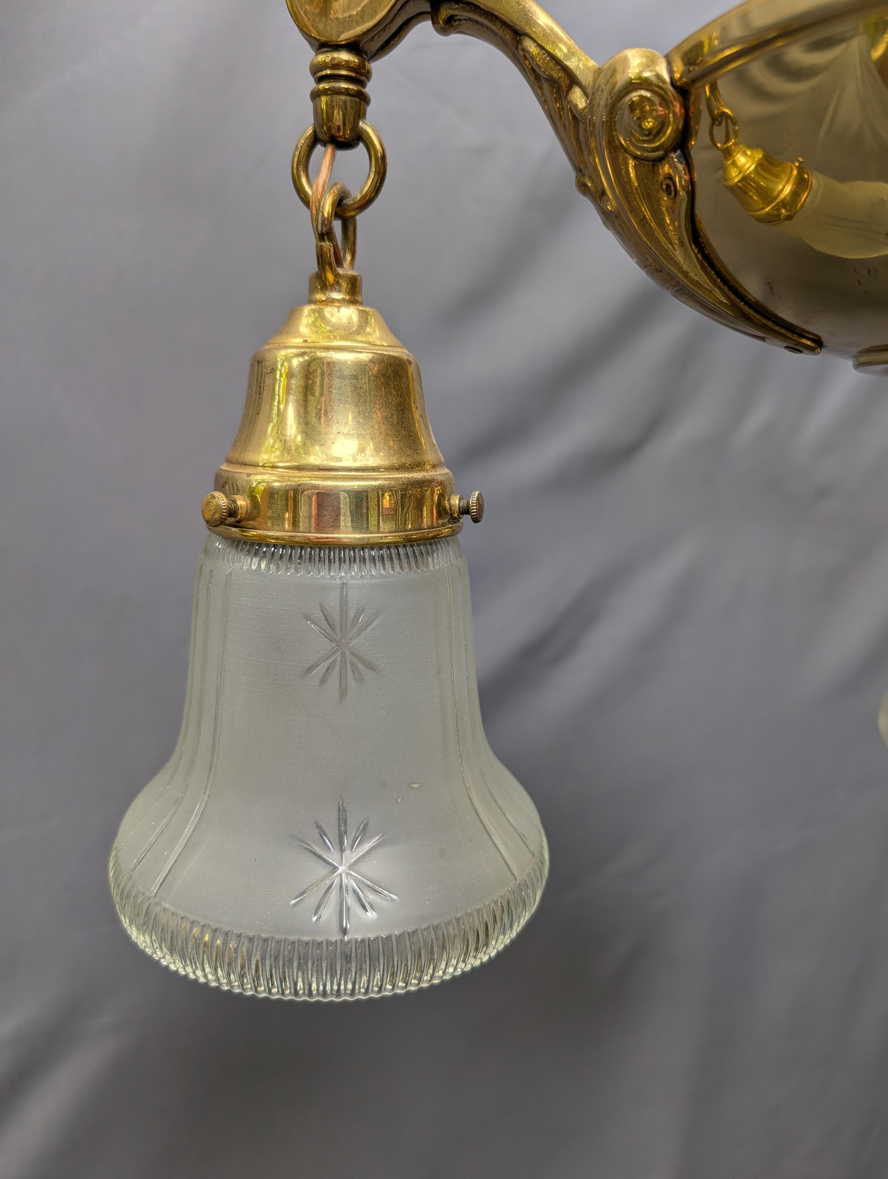 Reproducción de latón Victoriana Lámpara colgante de 3 luces en Bueno estado para la venta en Cincinnati, OH