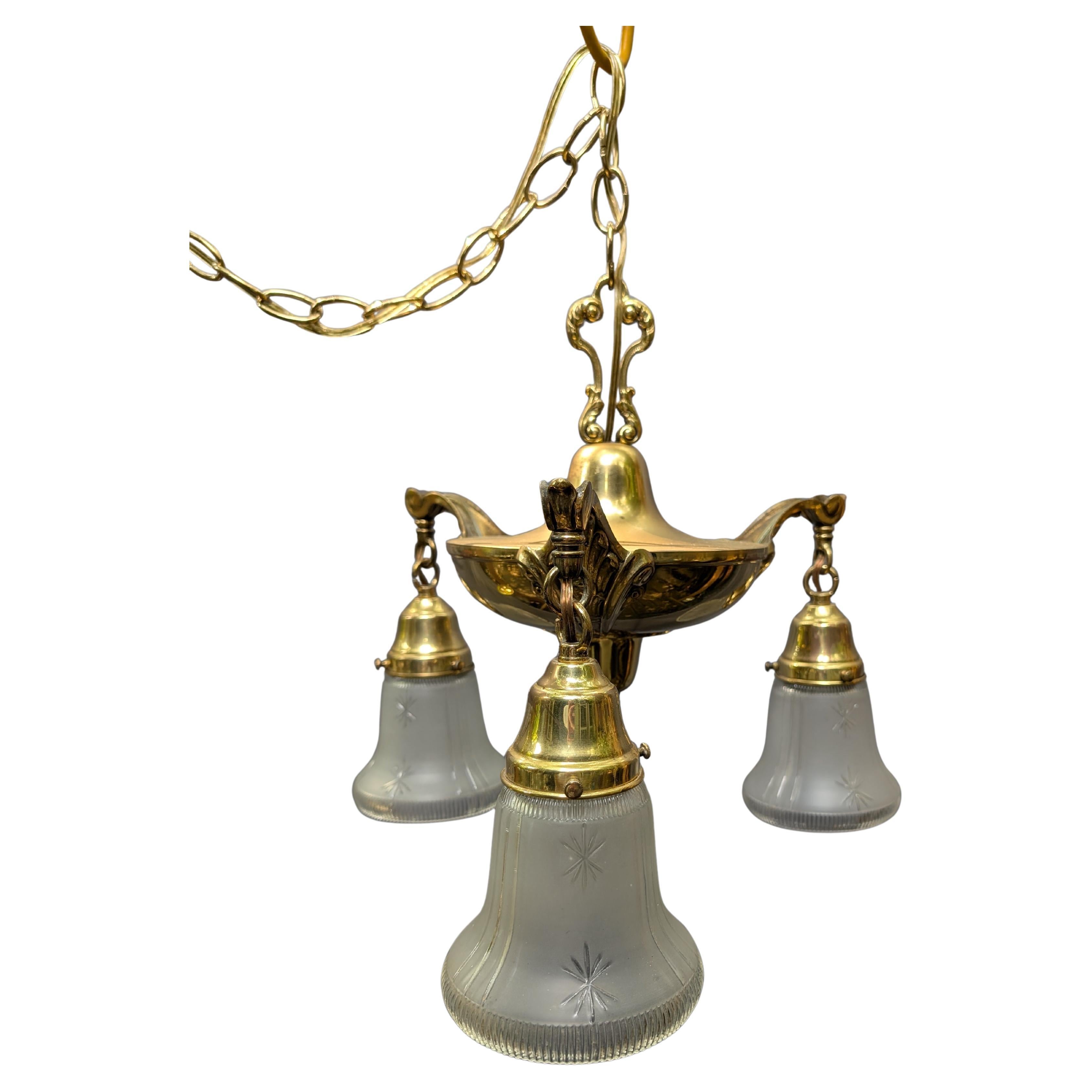 Riproduzione in ottone della lampada vittoriana a 3 luci a sospensione