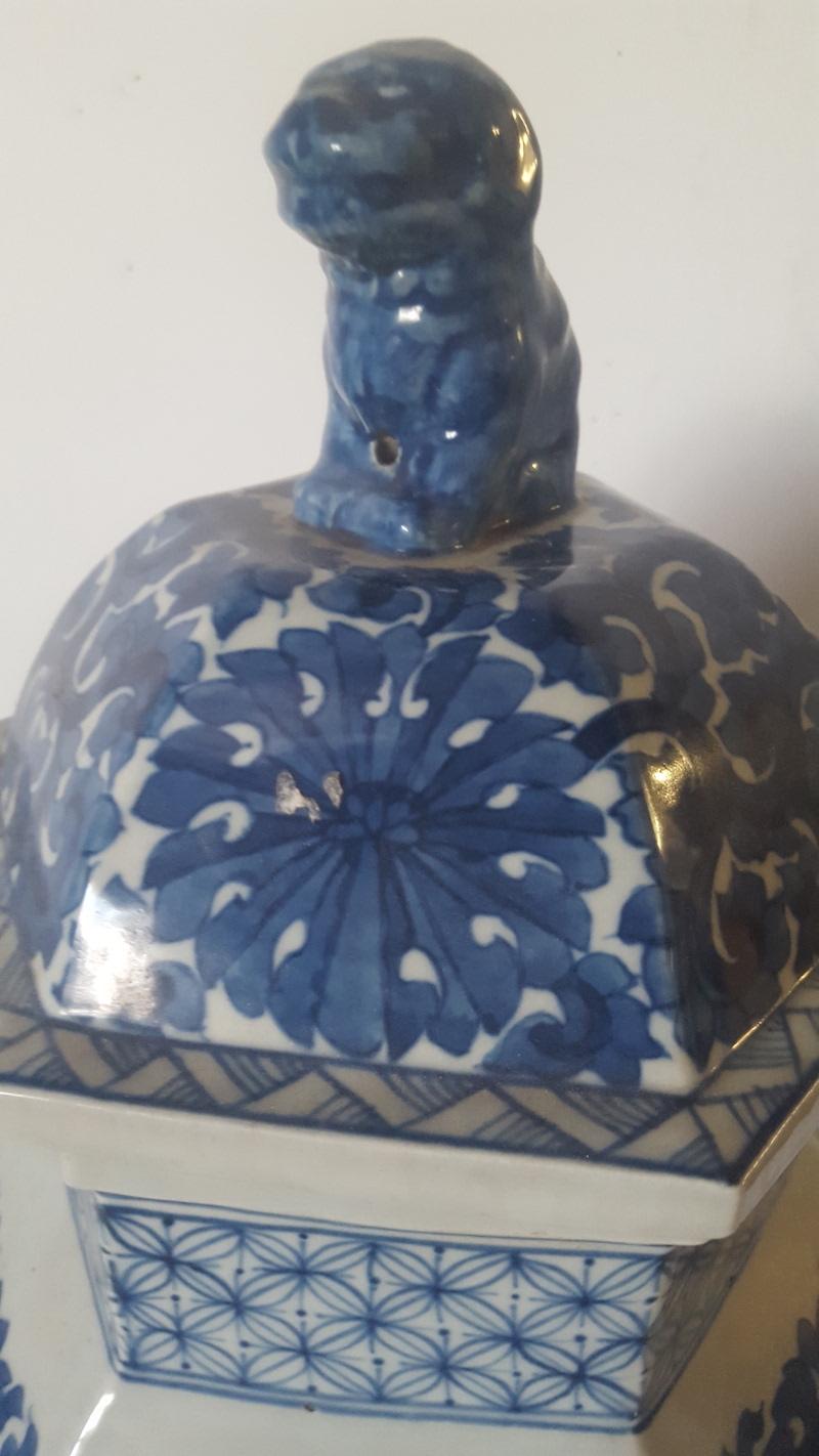 Exportation chinoise Reproduction chinoise en poterie bleue et blanche avec couvercle surmonté d'un chien Fu en vente