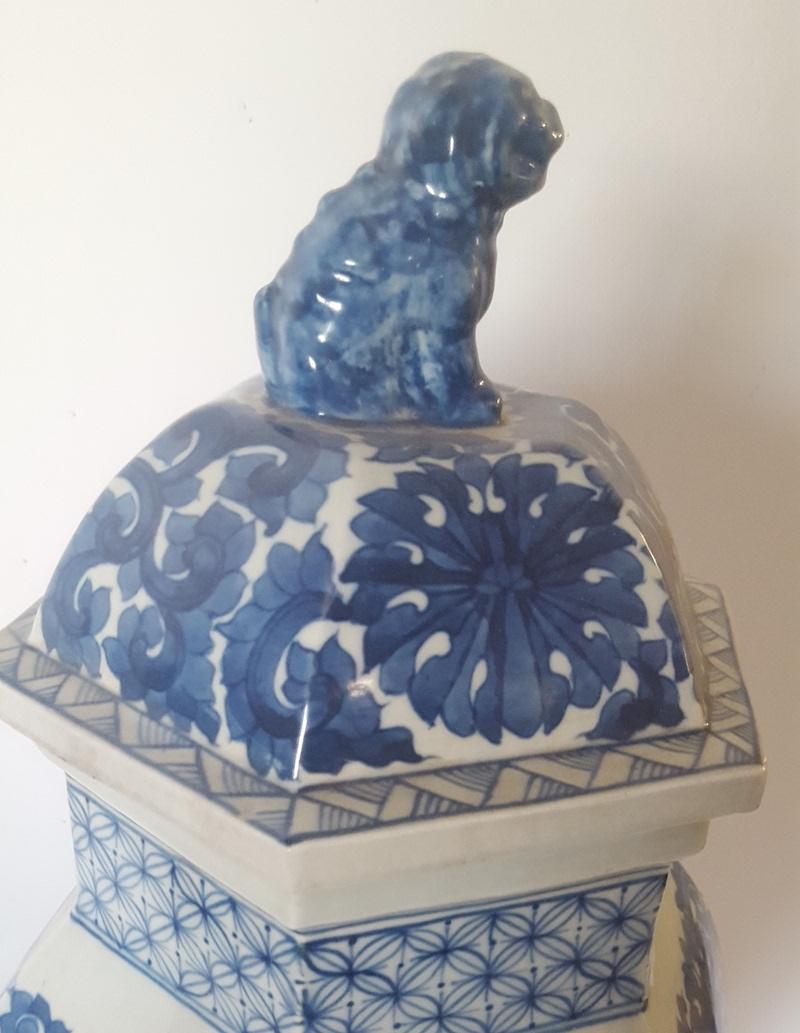 Chinois Reproduction chinoise en poterie bleue et blanche avec couvercle surmonté d'un chien Fu en vente
