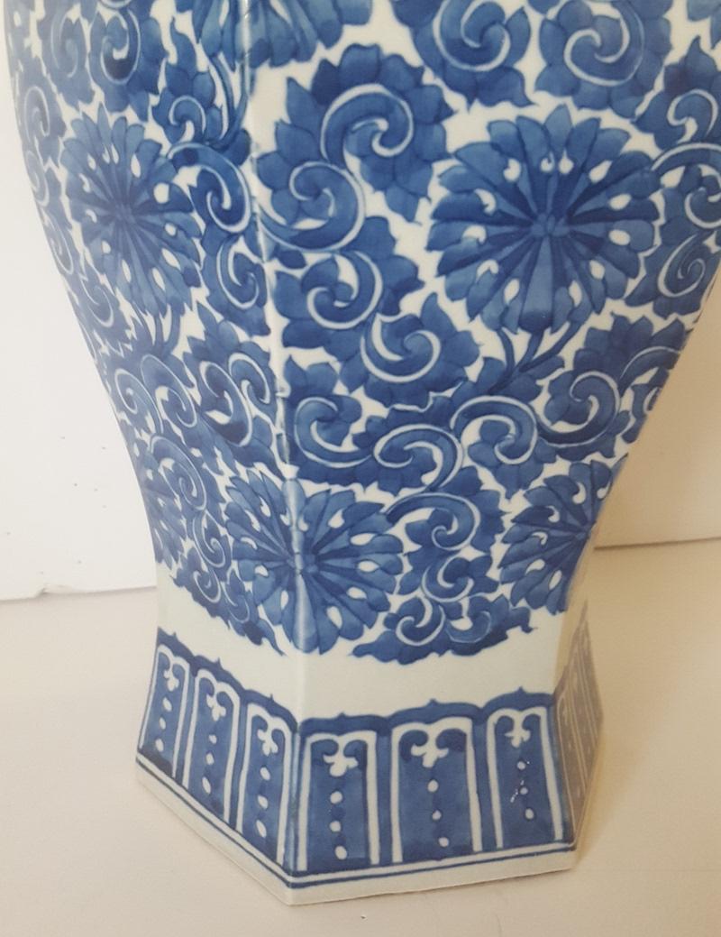 Vernissé Reproduction chinoise en poterie bleue et blanche avec couvercle surmonté d'un chien Fu en vente