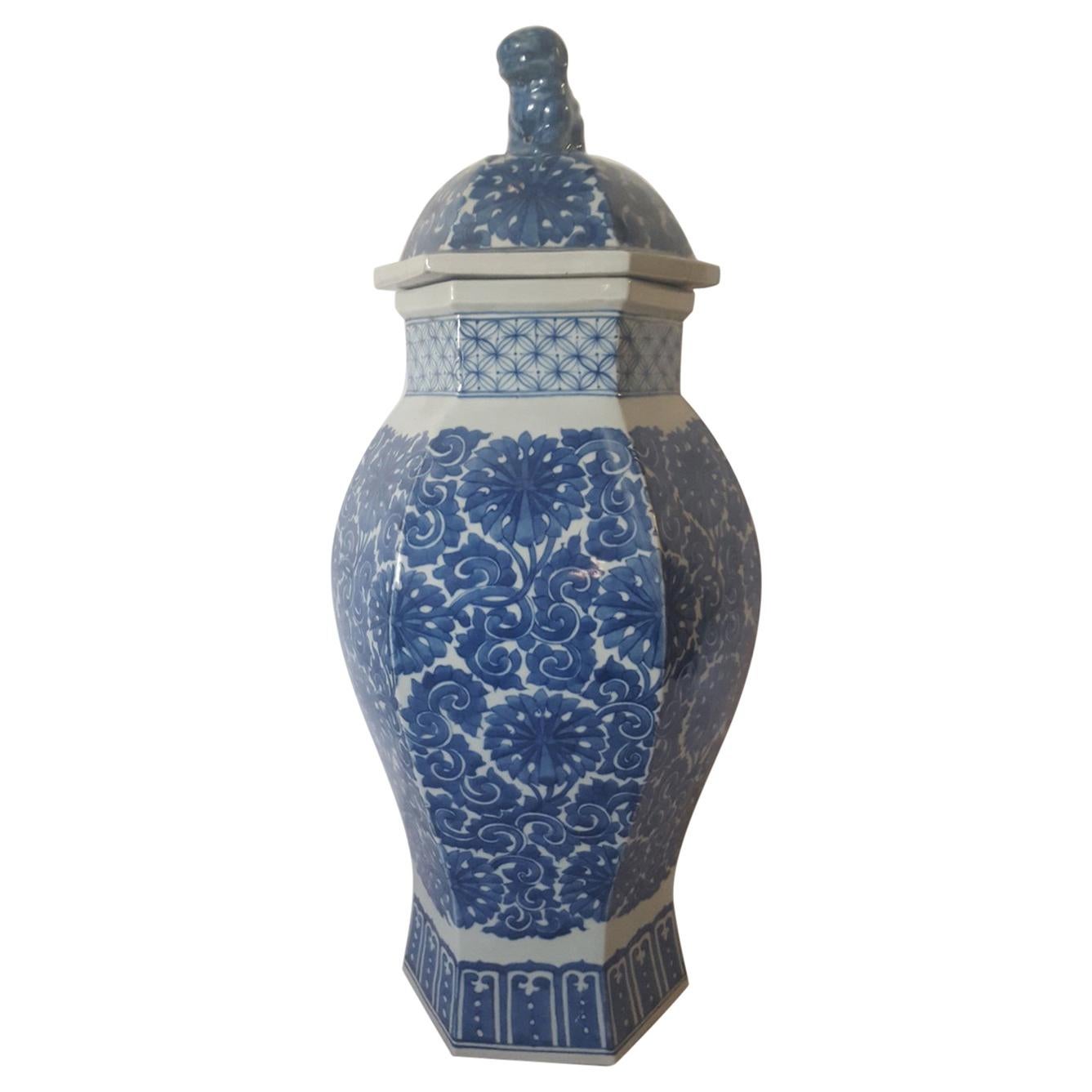 Reproduction chinoise en poterie bleue et blanche avec couvercle surmonté d'un chien Fu en vente