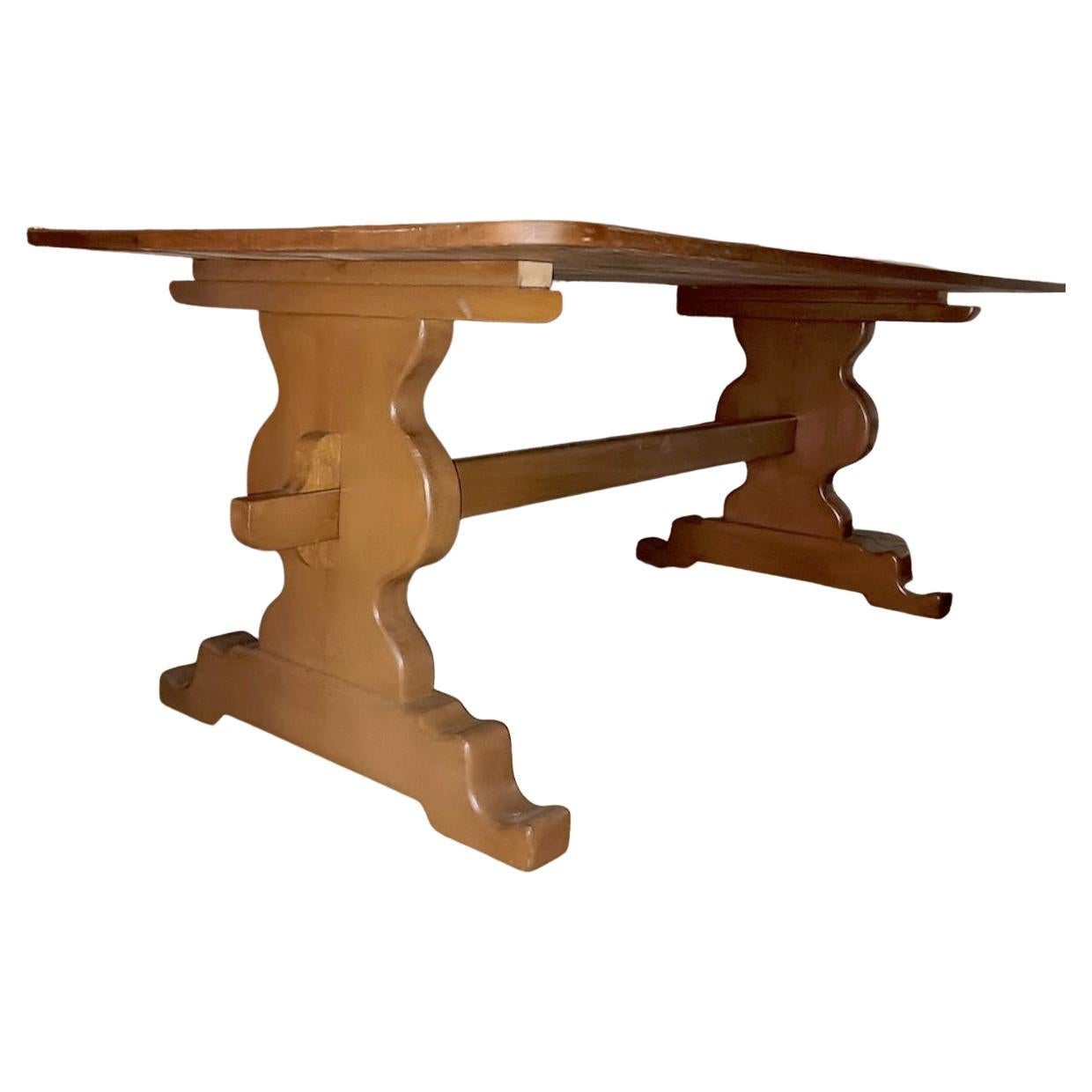 Este es un buen ejemplo de una Mesa de Tressle de Granja de Nogal del Siglo XIX con una Camilla Cruzada.