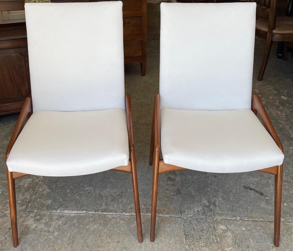 Queste sedie classiche sono realizzate nello stile delle sedie da pranzo danesi di metà secolo. Li realizziamo a mano su ordinazione e li rivestiamo con il tessuto fornito dal cliente. Possiamo modificare le dimensioni per adattarle a qualsiasi