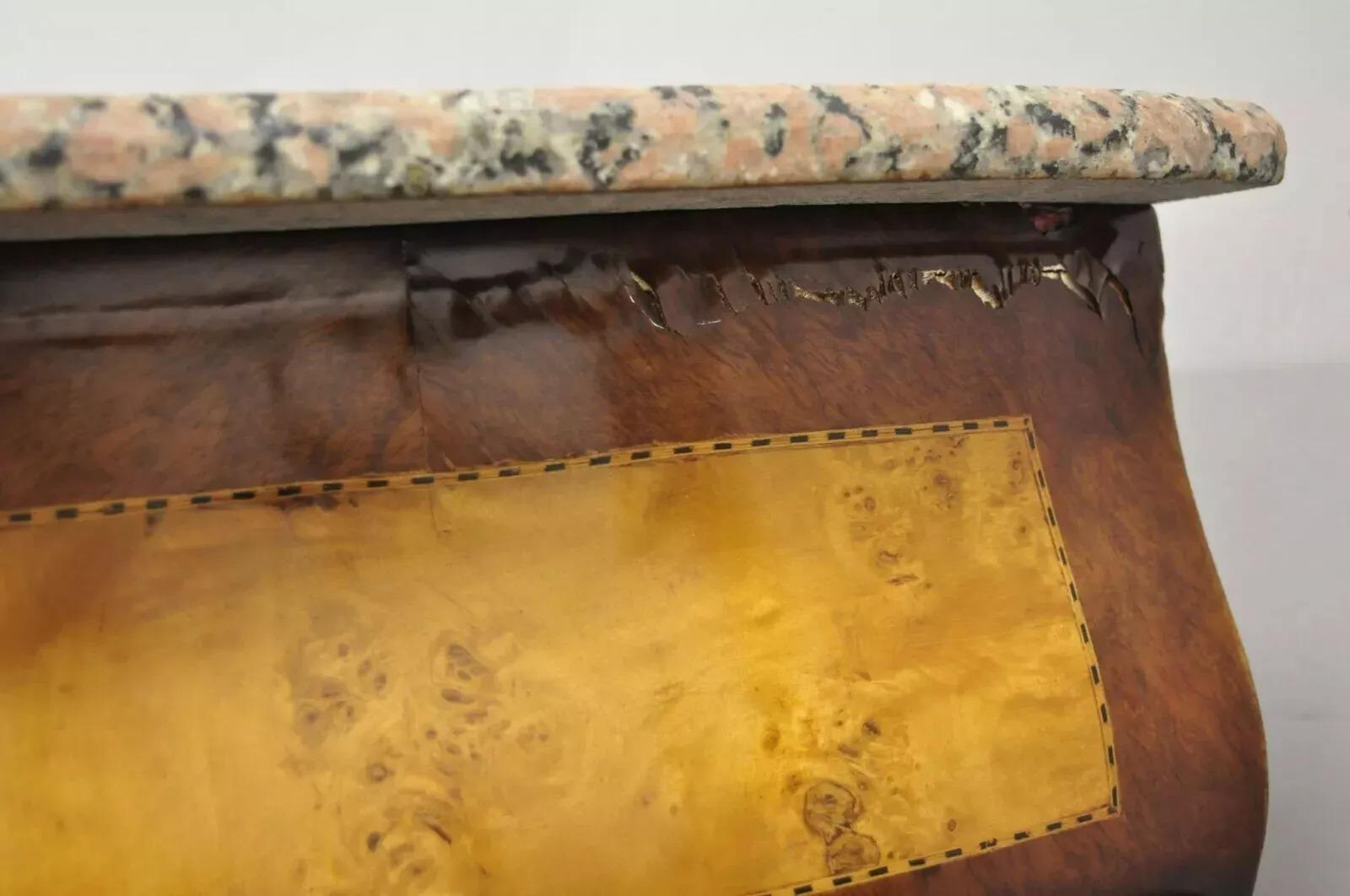 Riproduzione di un comò francese in stile Luigi XV con piano in marmo rosa in vendita 1