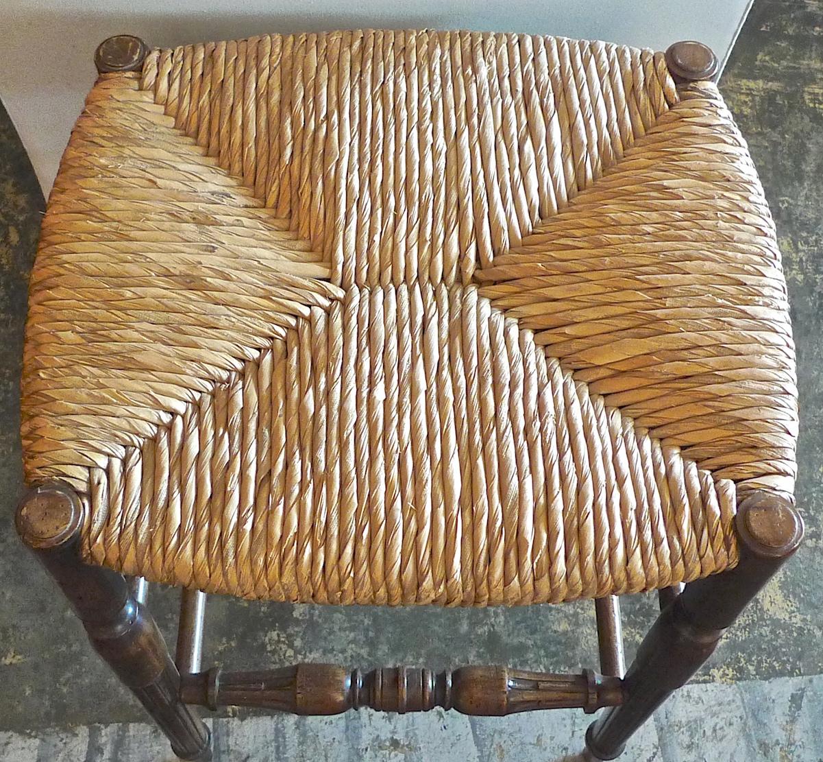 Reproduction de tabouret de bar de style Louis XVI français avec assise en jonc et dossier en vente 6