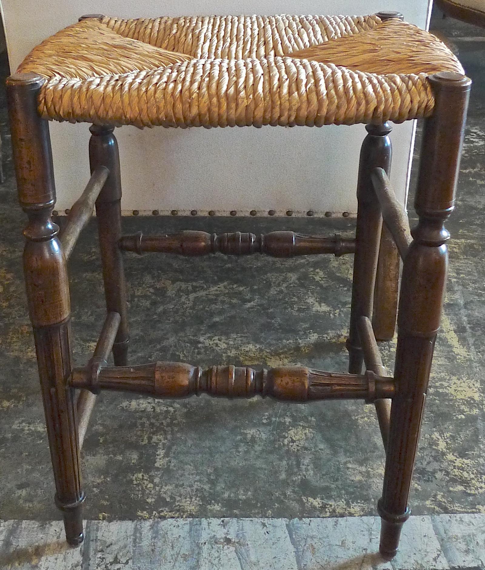 Reproduction de tabouret de bar de style Louis XVI français avec assise en jonc et dossier en vente 2